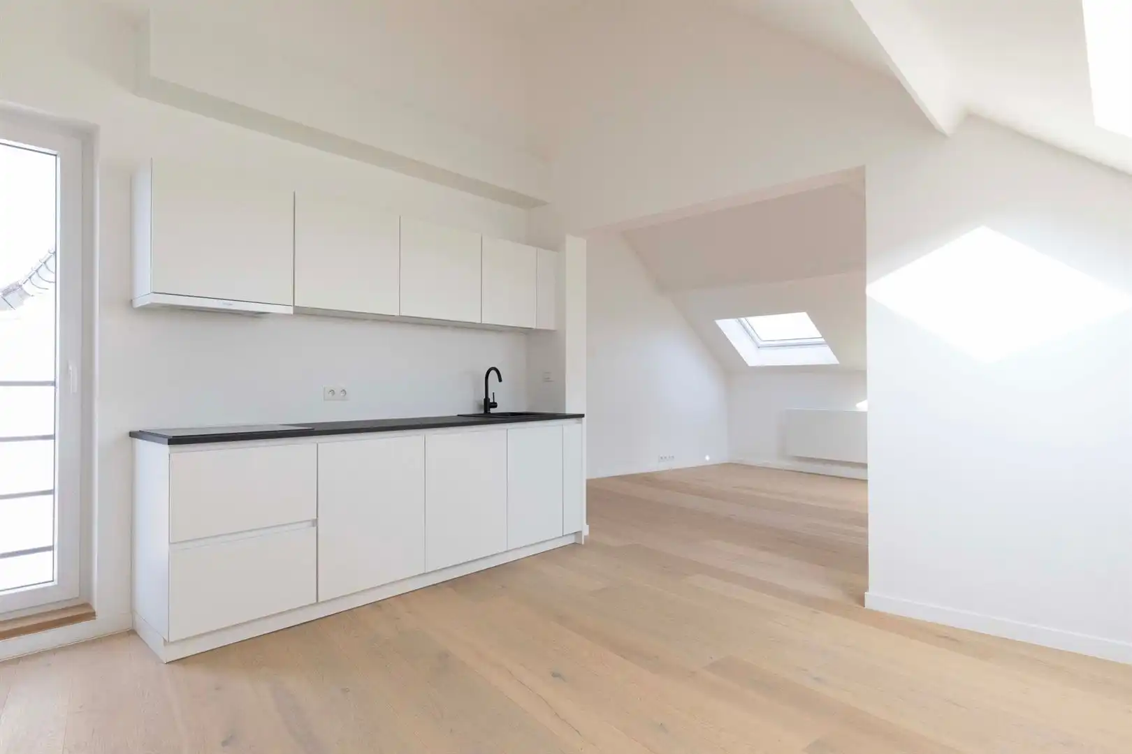 Charmant gerenoveerd appartement met veel lichtinval foto 10
