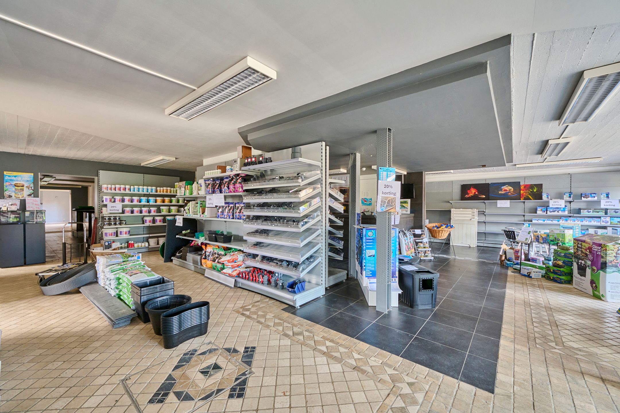 Ruim handelspand met woonst (3slpk)- zwemvijver  - diverse mogelijkheden !  foto 5