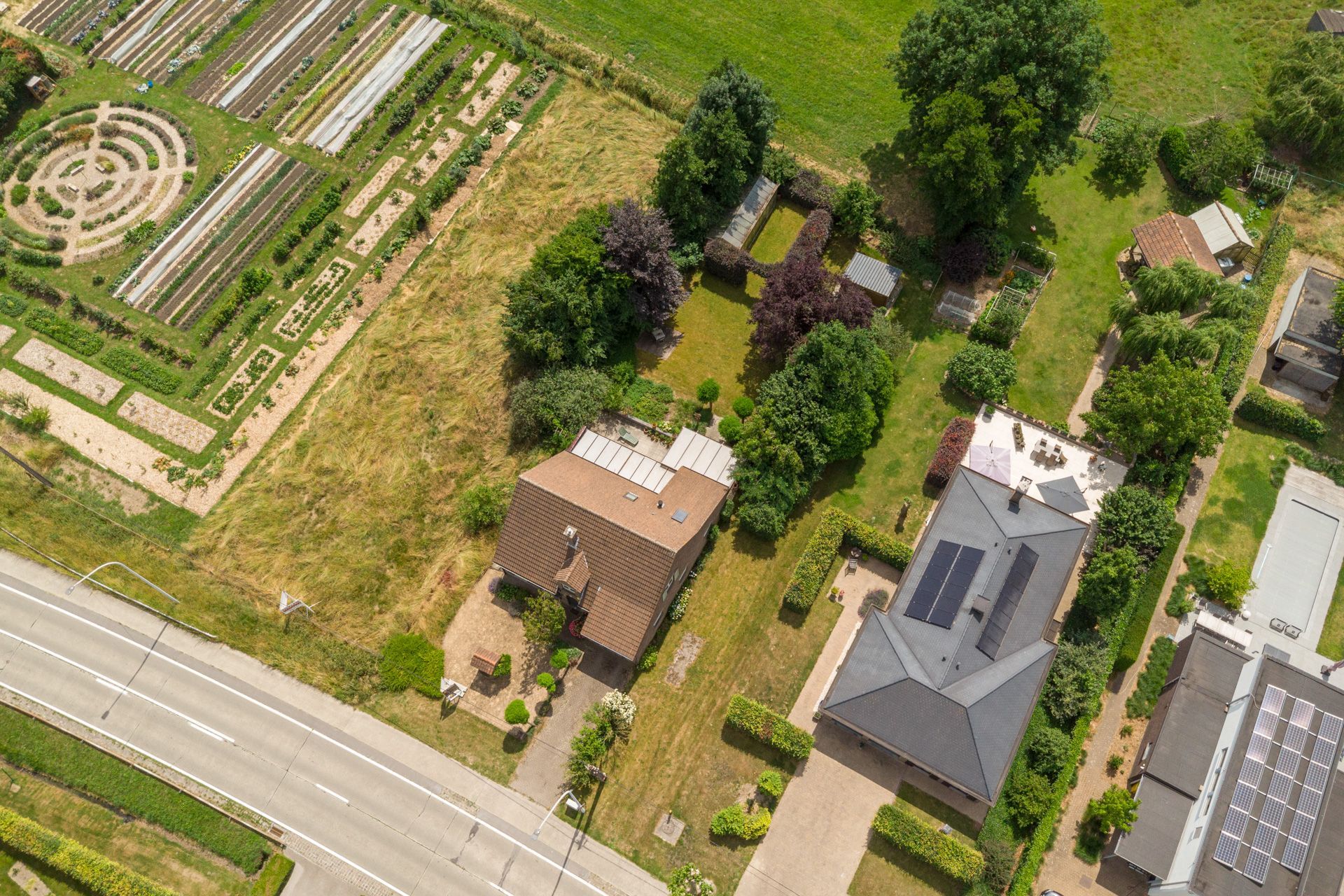Open bebouwing met 4 slpks en grote tuin foto 30