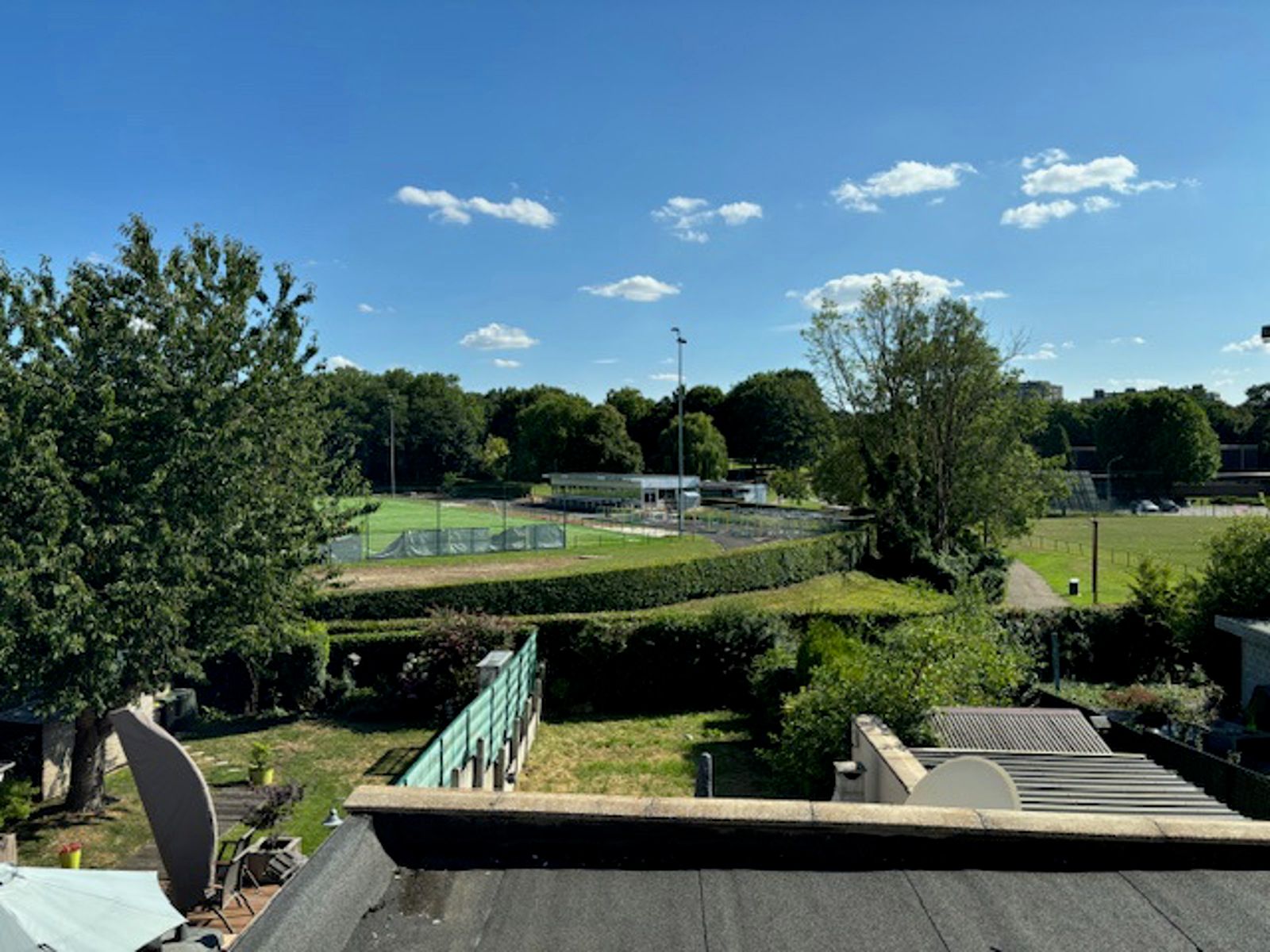 Woning met zij ingang en een prachtig zicht op de sportvelden te Landen foto 16