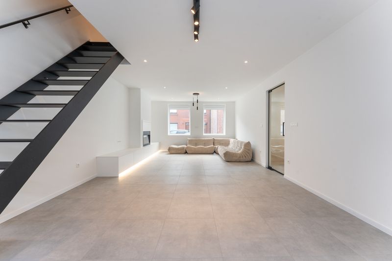 Rumbeke-'t Sterrebos. TWEEGEVEL-VILLA met hoogstaande afwerking, verfijnd interieur en ruime leefruimte. 3 slaapkamers en 2 badkamers. Exclusief mooi aanbod / uistekende ligging ! foto 2