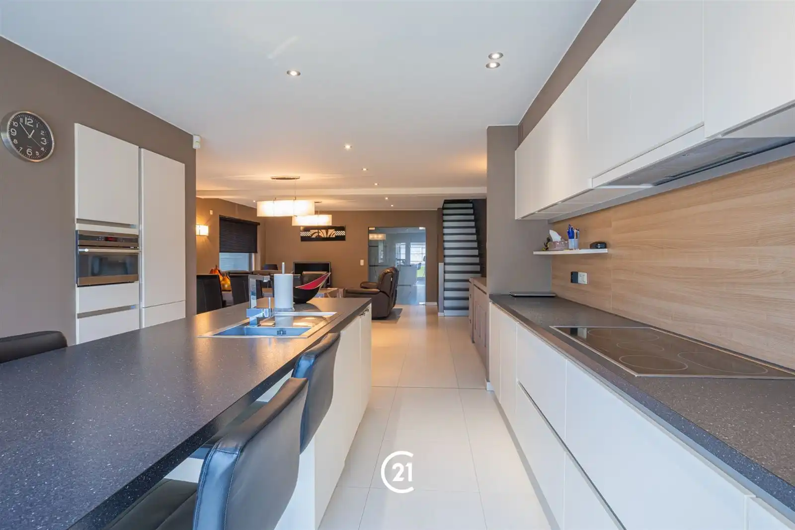 Instapklare gezinswoning met ruime garage foto 5