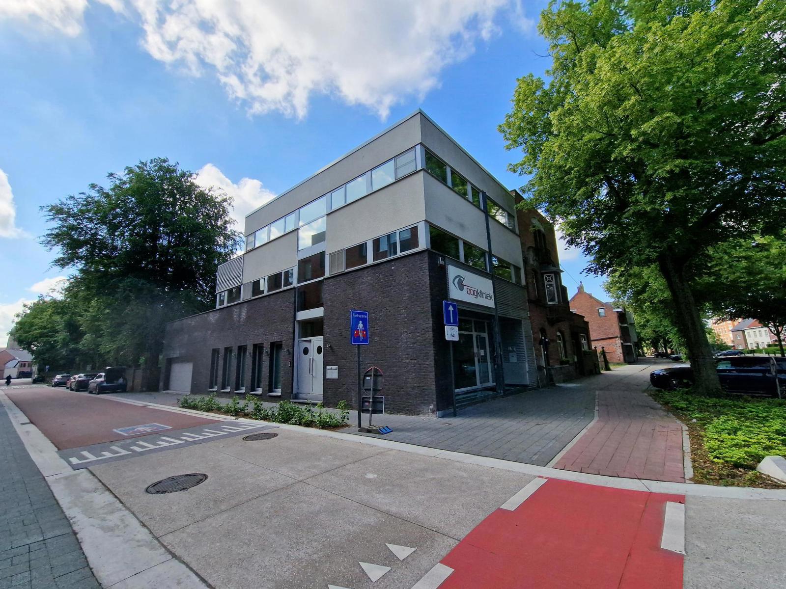 Appartement met groot terras en garage op Boulevard te Mol foto 2