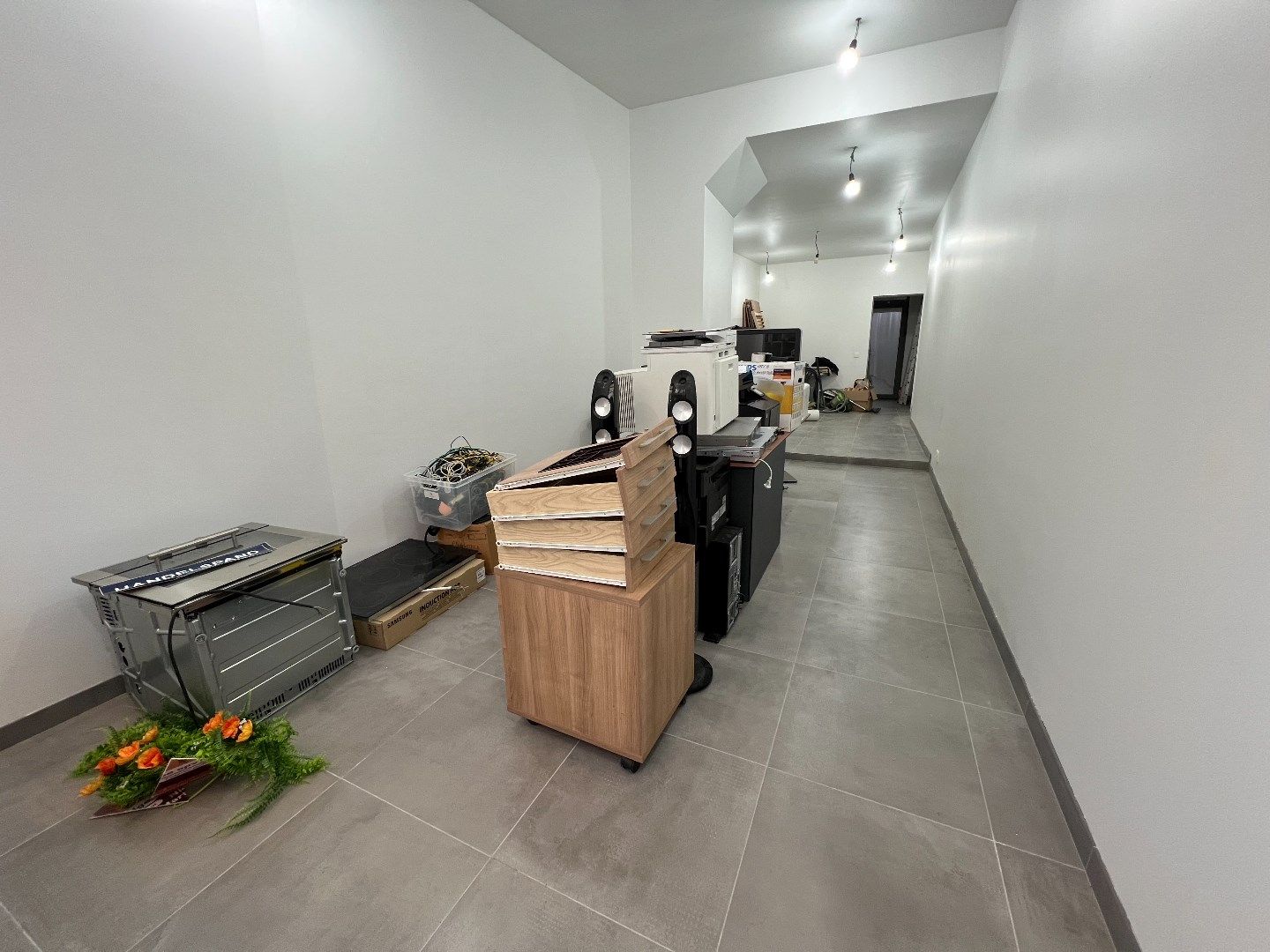 Modern handelspand van +/- 44,2m² met vitrineraam in centrum foto 2