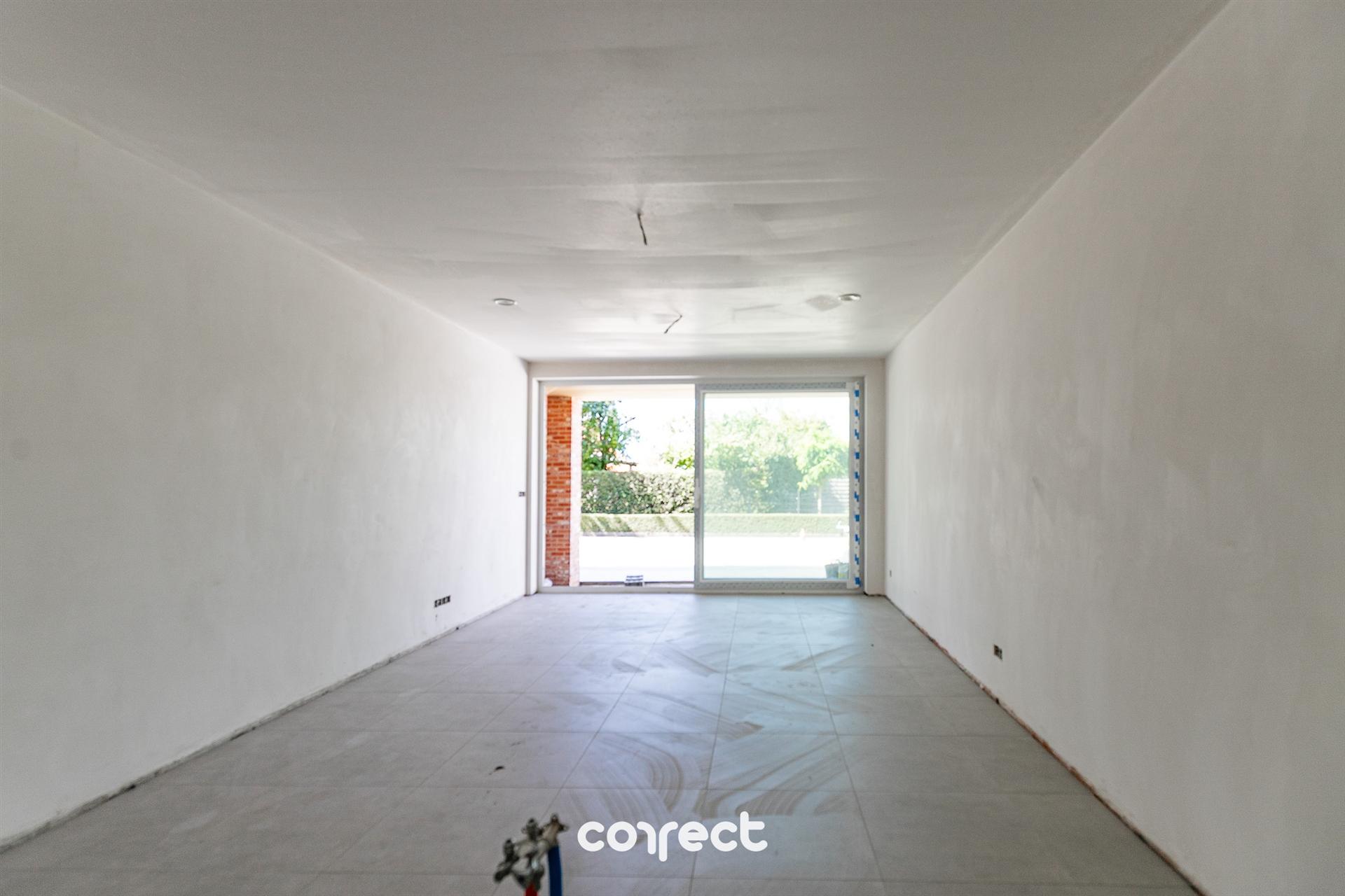 Op een uitzonderlijke locatie te Zedelgem, op wandelafstand van de bruisende dorpskern met winkels, openbaar vervoer en scholen, vinden we het kleinschalig nieuwbouwproject ‘De Gouden Vleugel’ terug.  foto 2