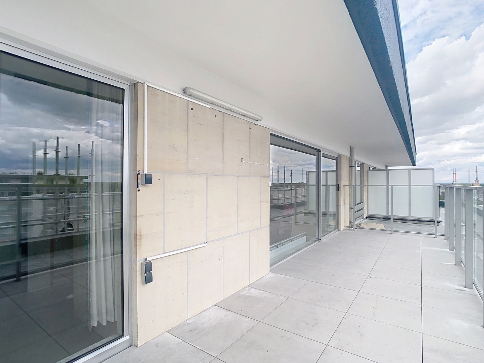 Instapklaar appartement met 1 SLPK én GROOT Terras! foto 10