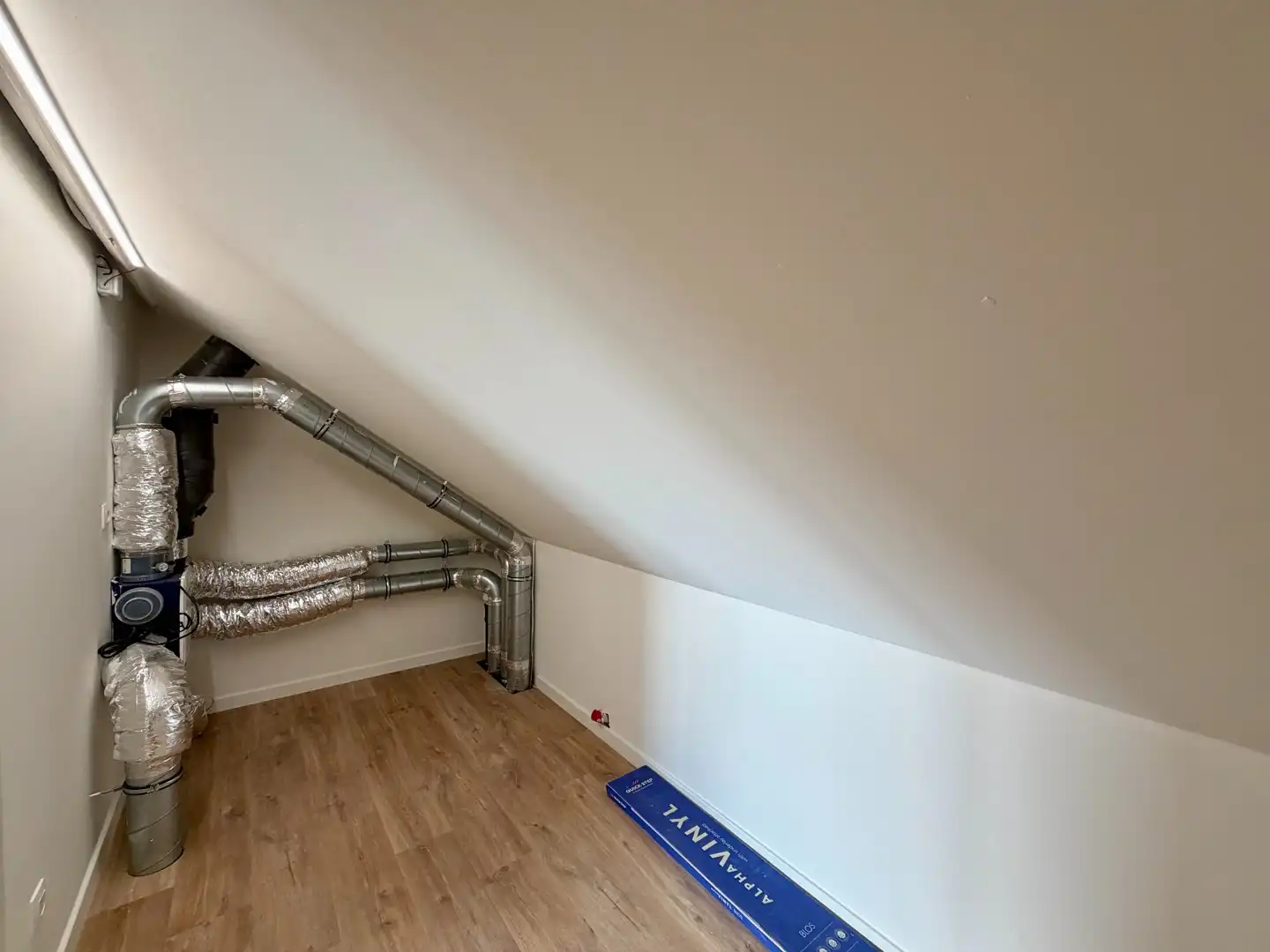 Volledig gerenoveerde woning vlakbij centrum Kortrijk met garage! foto 12