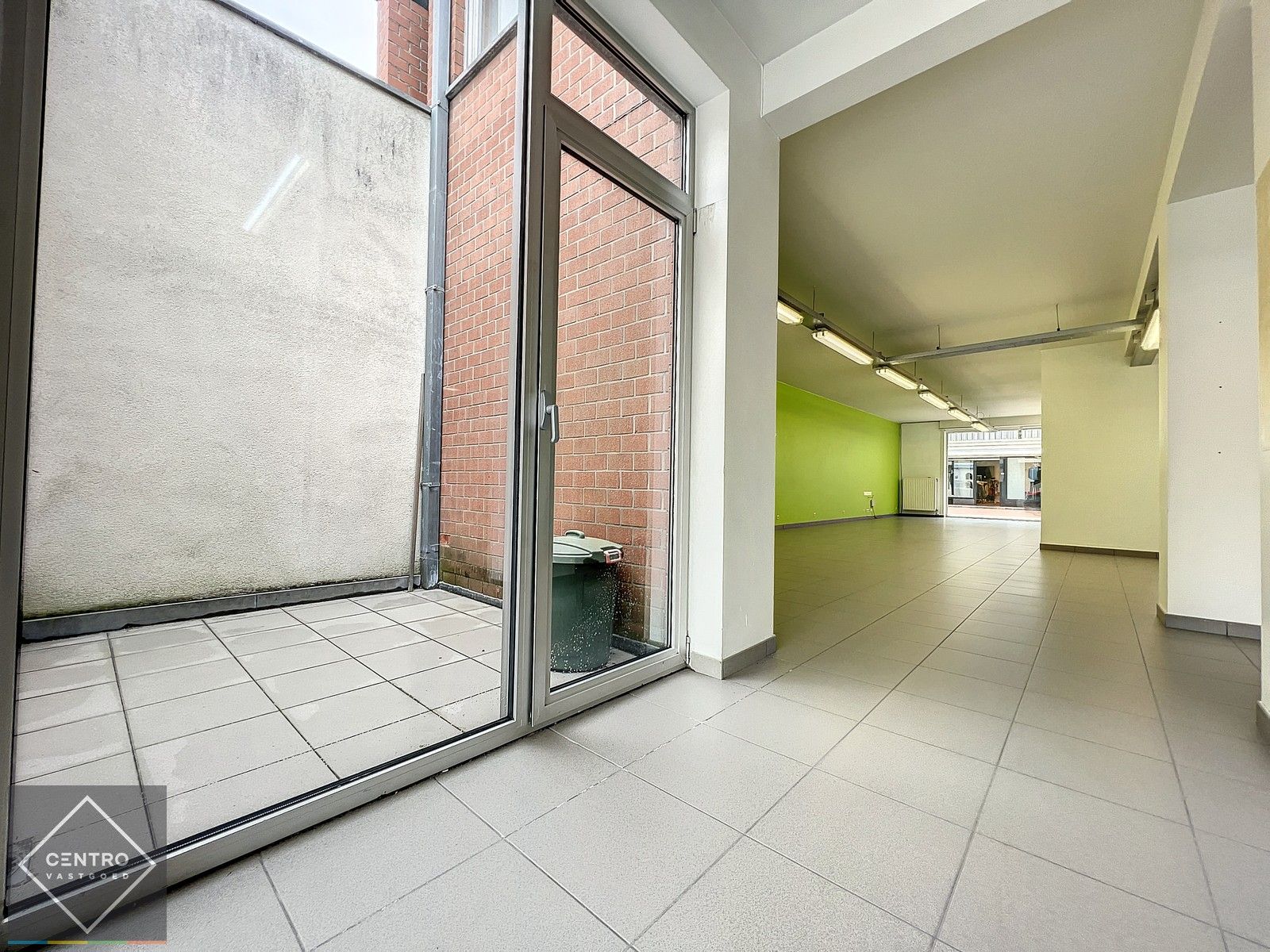 Handelspand  (winkel/kantoor) van 177m² mét patio TE HUUR in centrum Roeselare ! foto 7