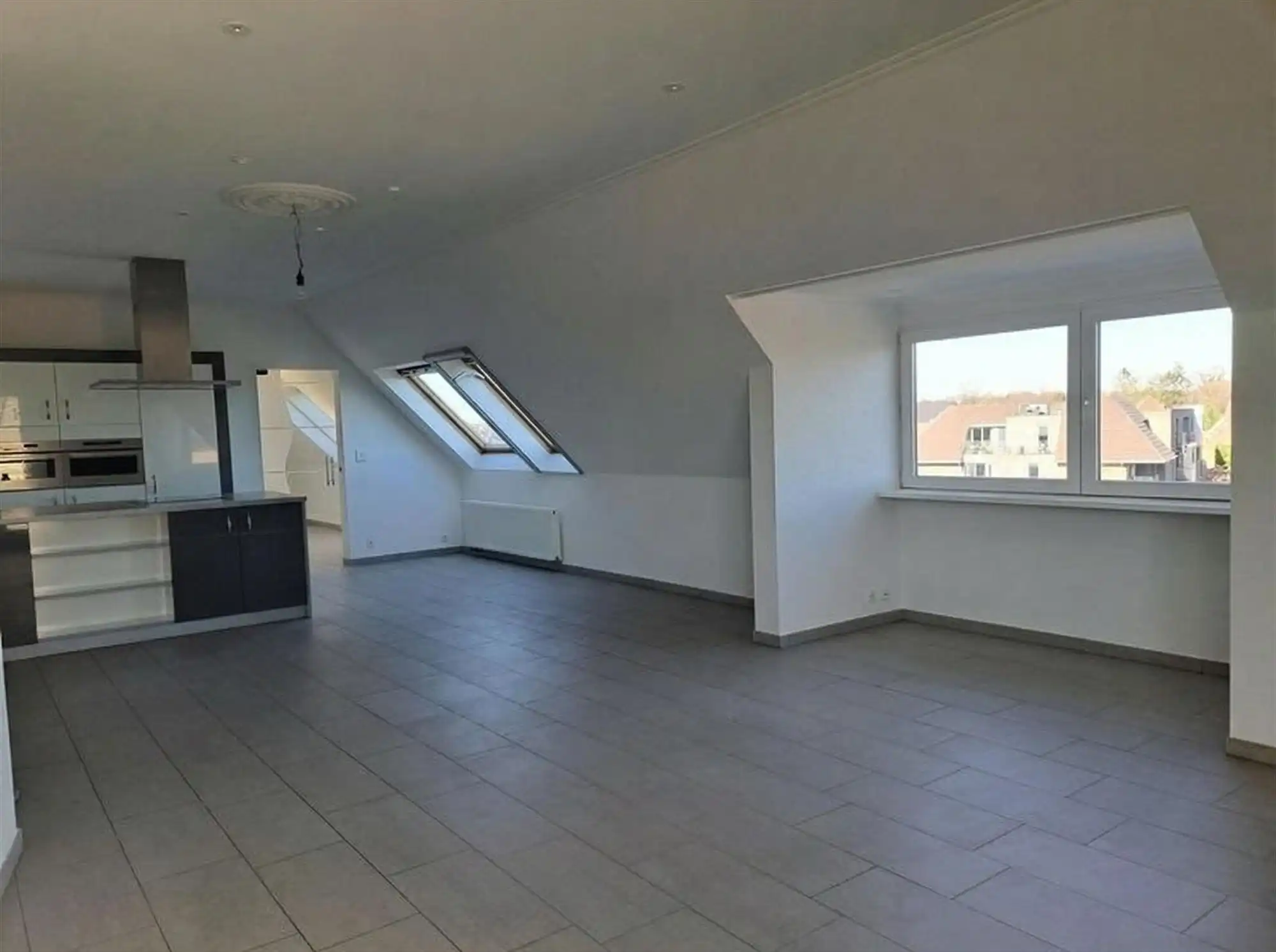 Ruim en lichtrijk dakappartement met 2 slaapkamers en ondergrondse autostaanplaats foto 2