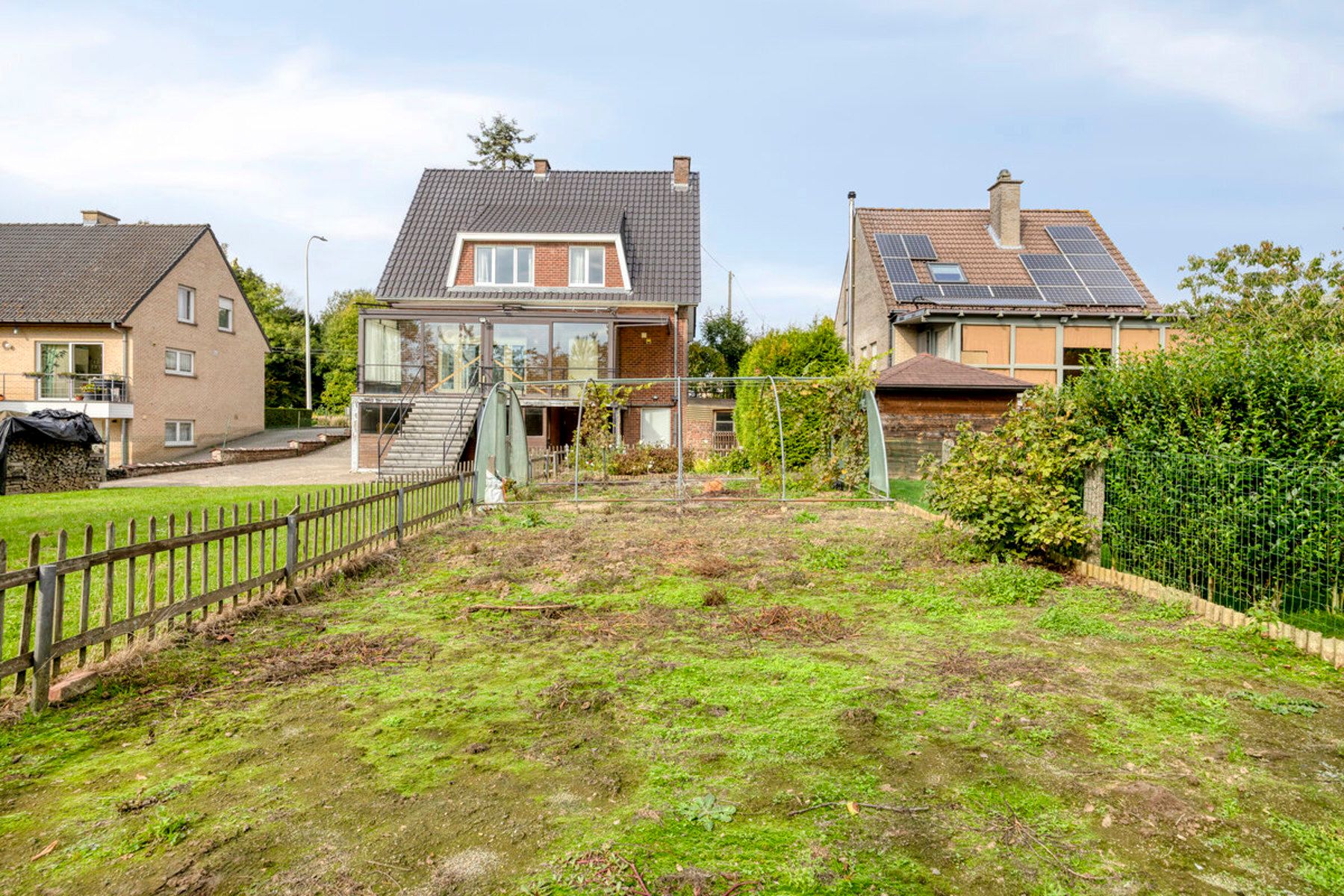 Ruime op te frissen villa met 3 slaapkamers en grote tuin foto 3