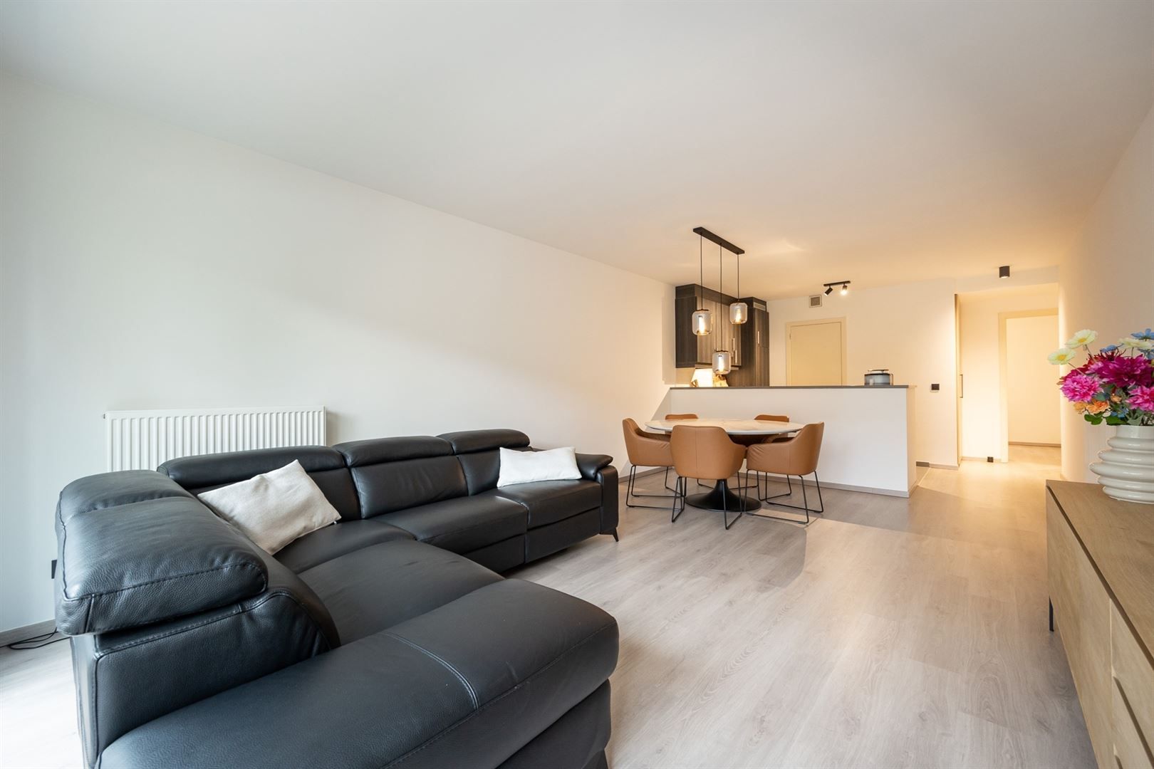 Instapklaar appartement met 2 slaapkamers, terras en autostaanplaats foto 3