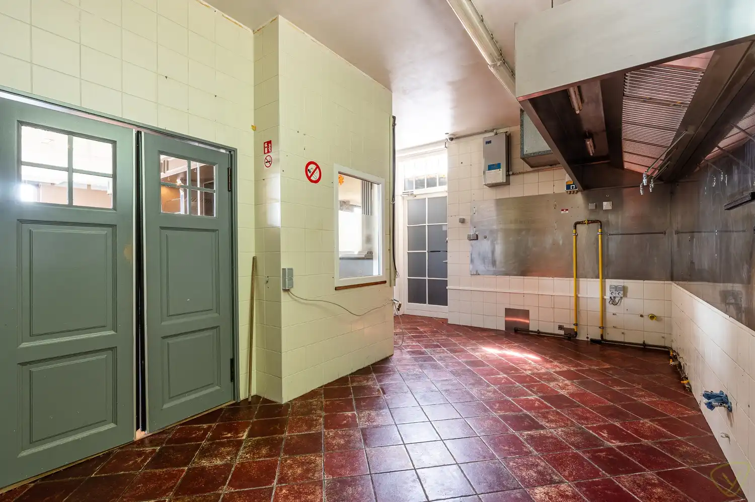 Veelzijdig handelspand met woonst op toplocatie in Lembeke foto 8