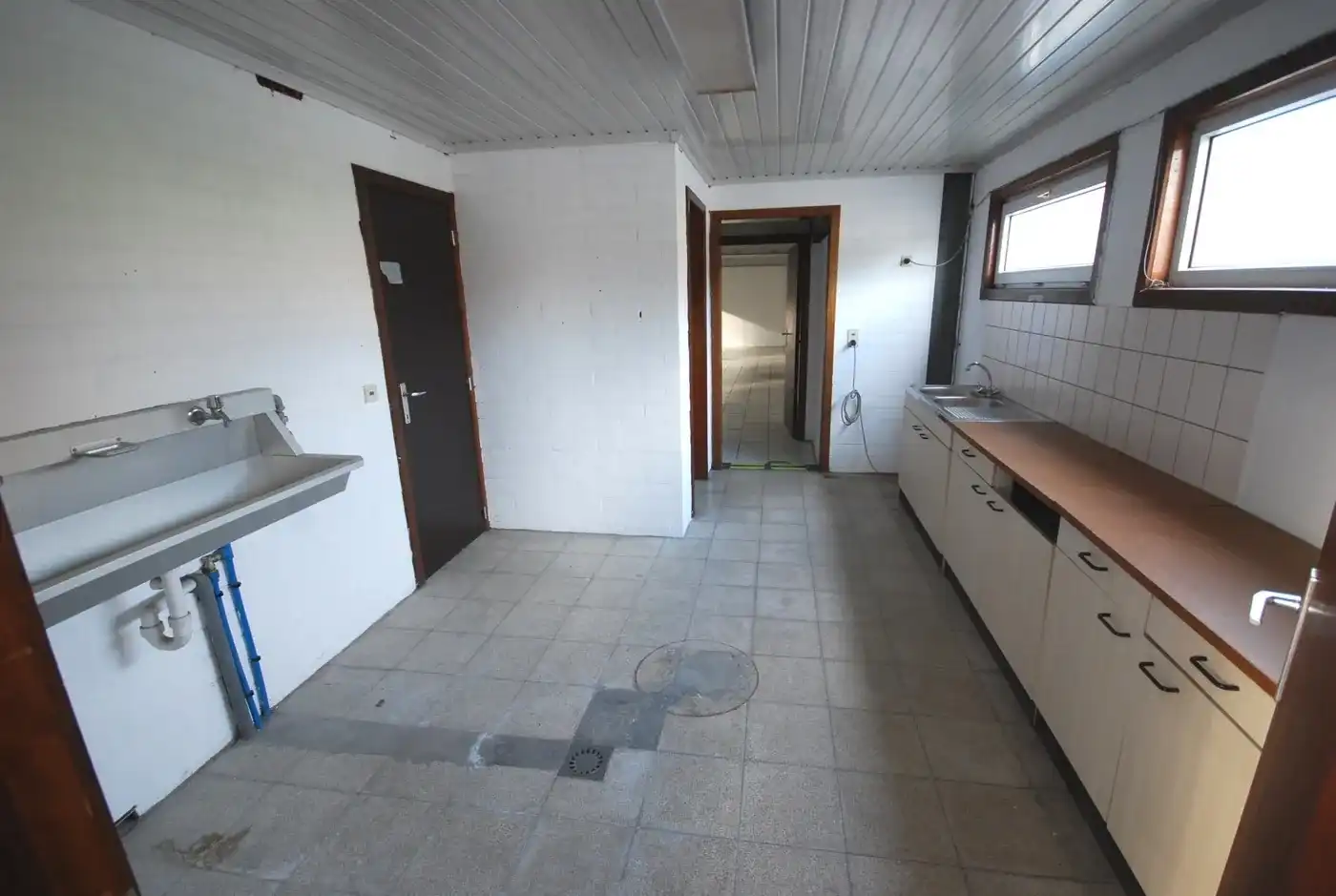 VEELZIJDIGE RUIME LOODS VAN 1150 M² MET BURELEN EN TOONZAAL  foto 11