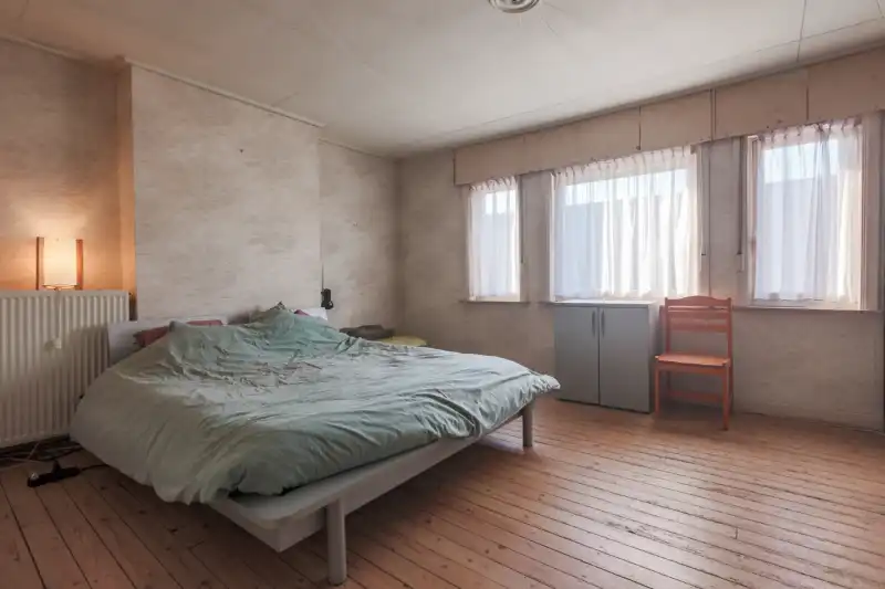 Ruime, luxueus ingerichte woning met 3 slaapkamers, grote garage (klein magazijntje), grote tuin...(energielabel D, zonnepanelen,...) foto 14