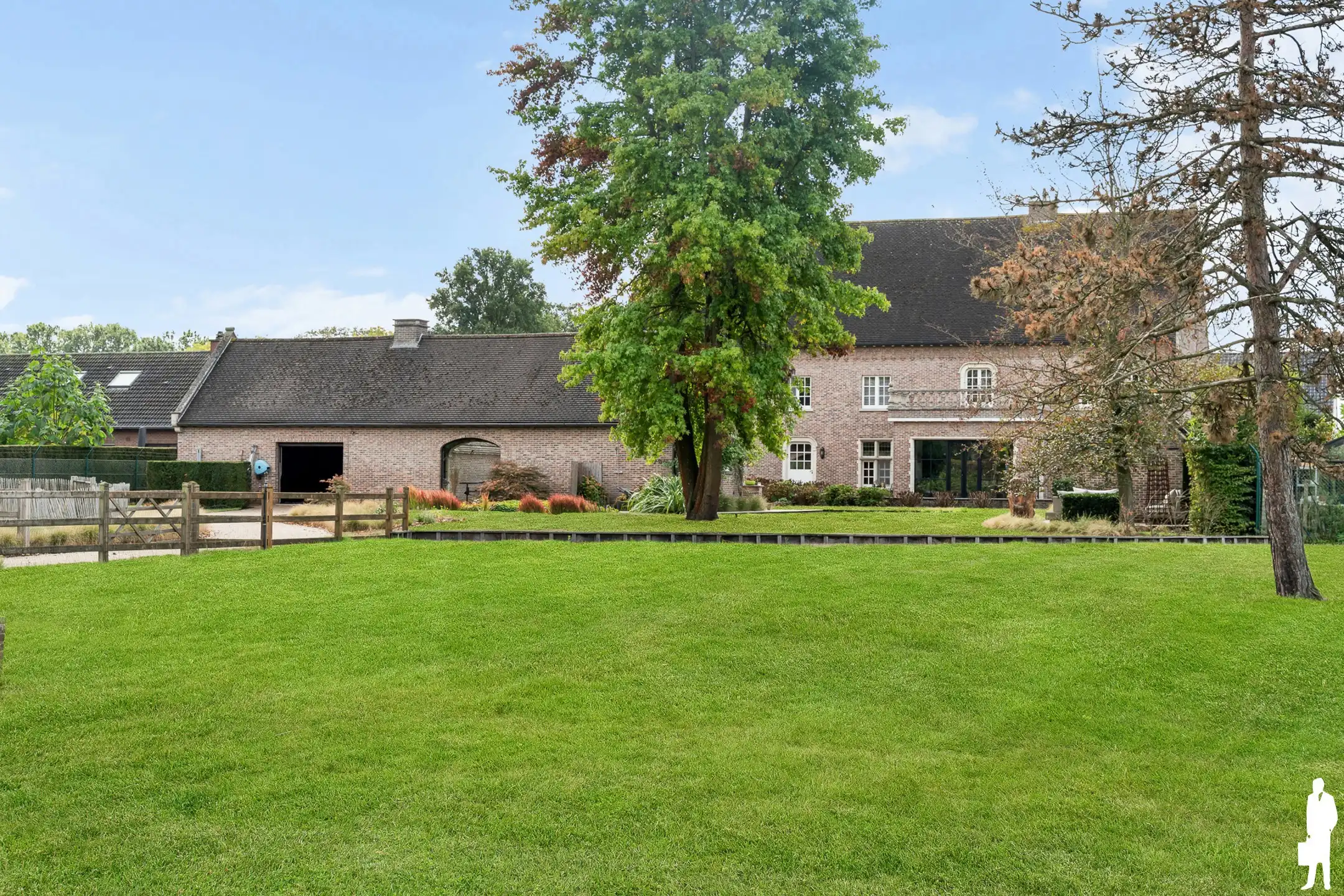 Exclusieve villa met praktijkruimte op domein van 1,4 ha foto {{pictureIndex}}
