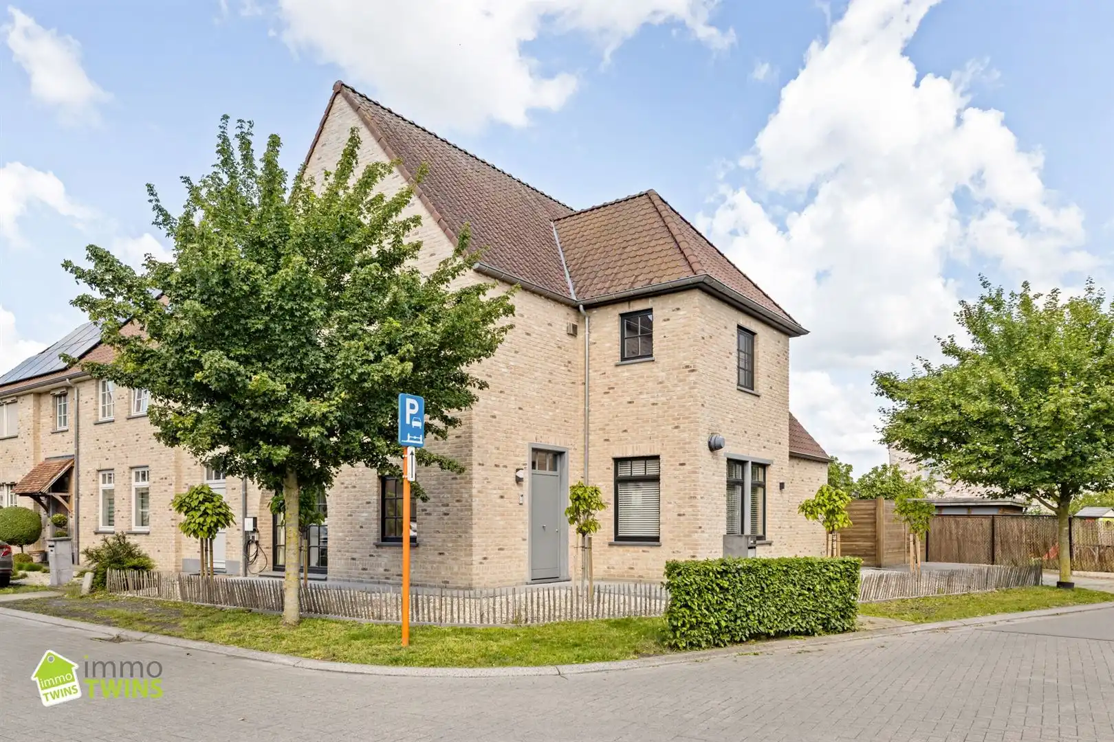 Prachtige en instapklare halfopen bebouwing op toplocatie in Grembergen!  foto {{pictureIndex}}