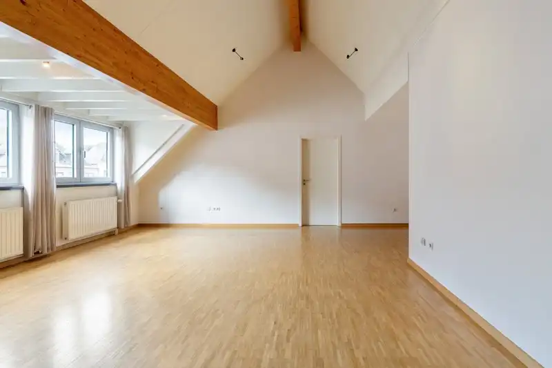 Appartement met 2 slaapkamers, parking en kelderberging in het centrum van Diest foto {{pictureIndex}}