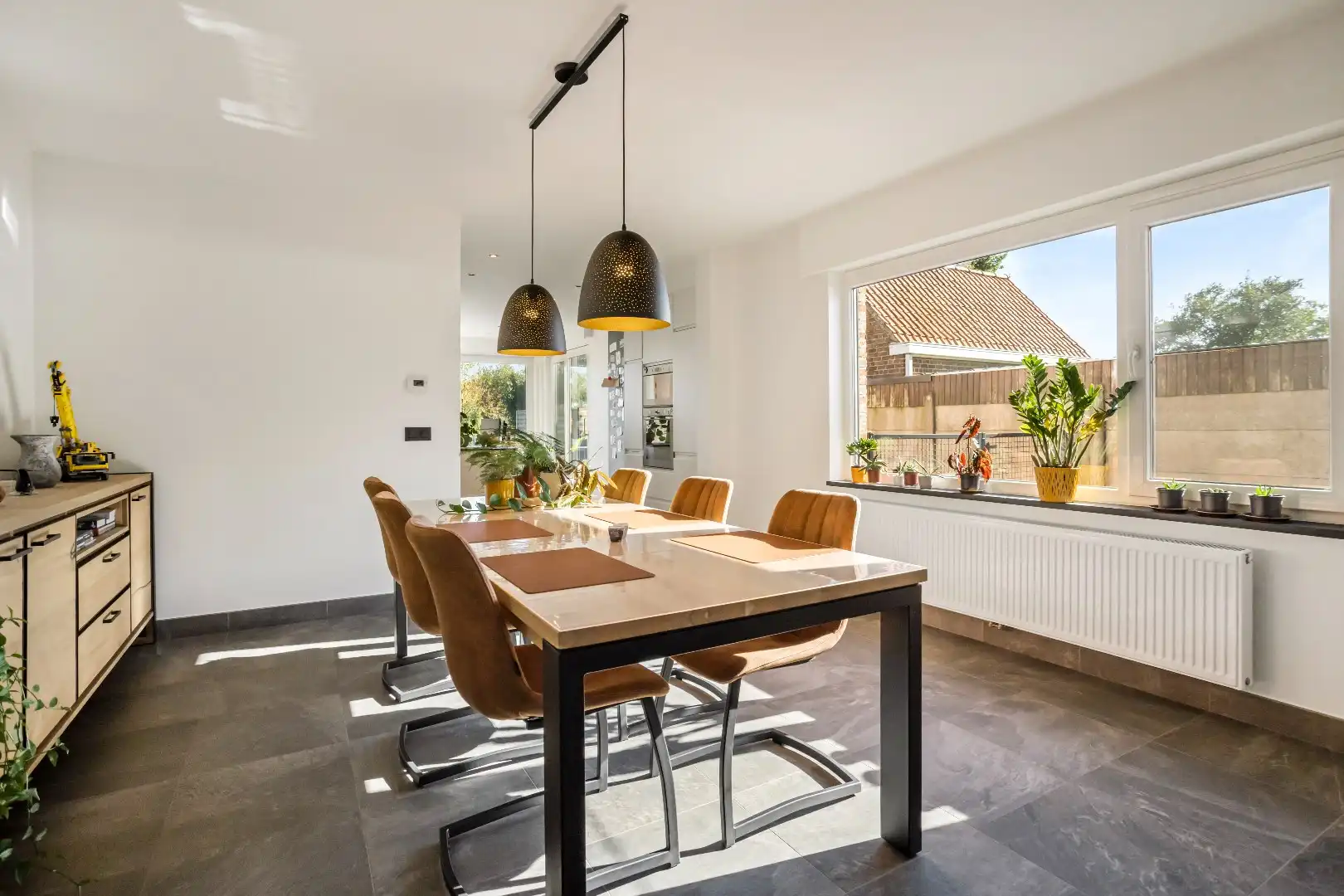 Deze prachtige woning werd 10 jaar geleden volledig gerenoveerd en biedt een moderne en comfortabele leefomgeving. foto 4