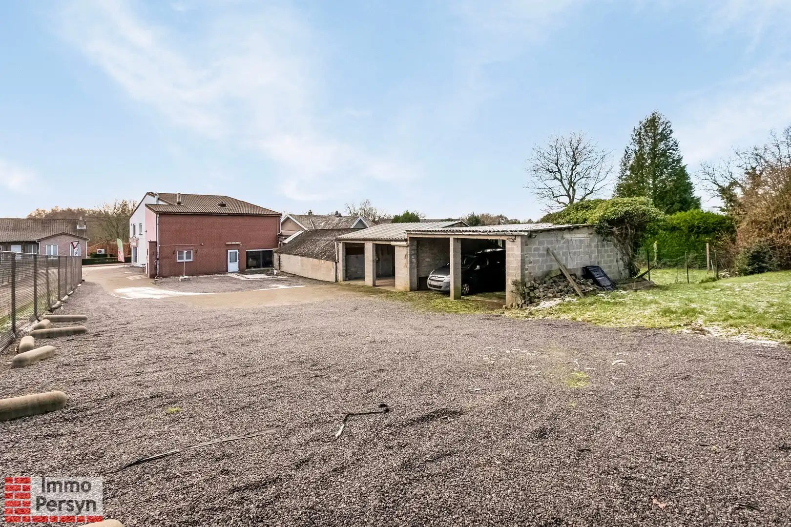 Handelspand met bovenliggend appartement en achterliggende bouwgrond. foto 32