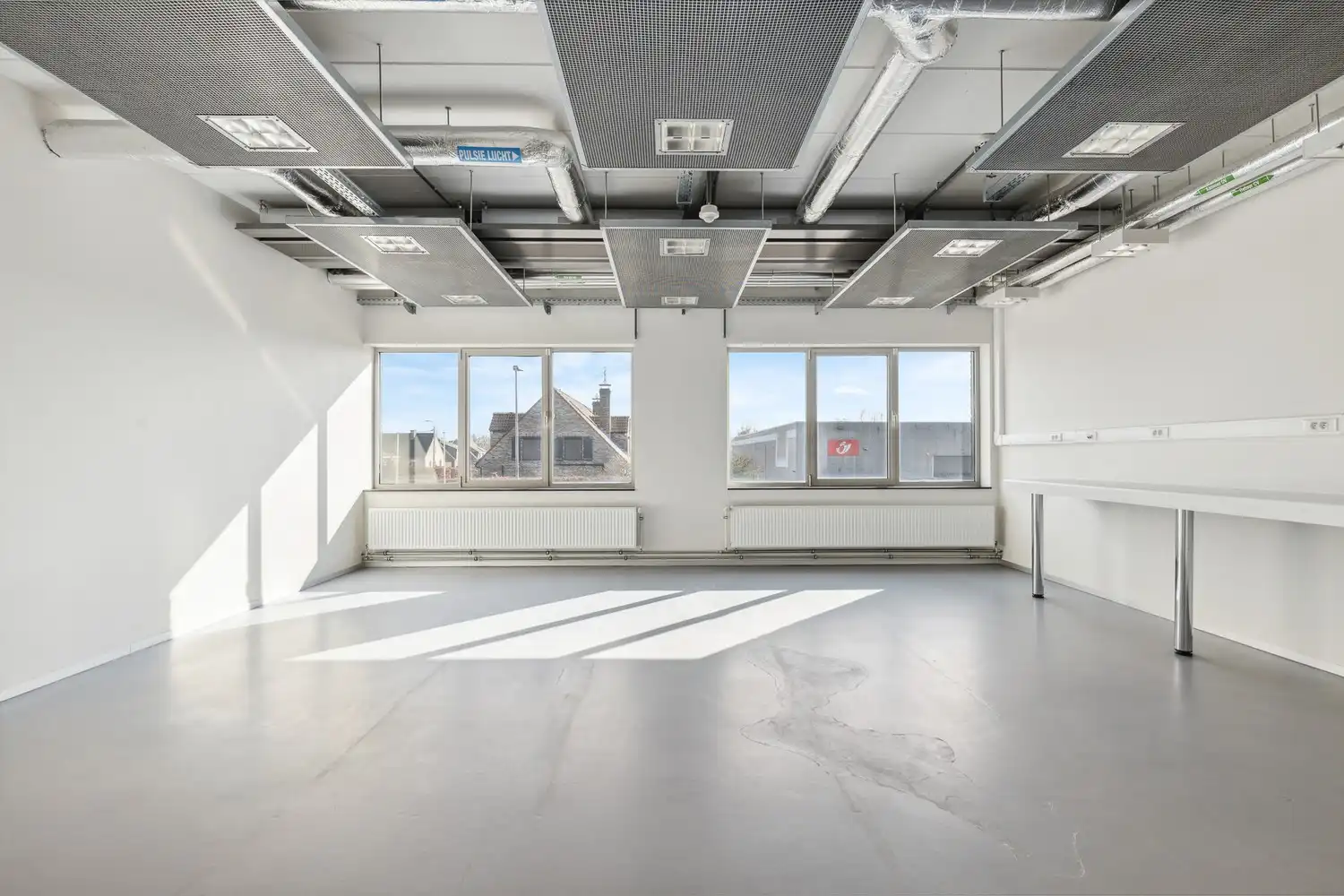 Veelzijdig kantoorgebouw met ruime parking op 2433 m² foto 25