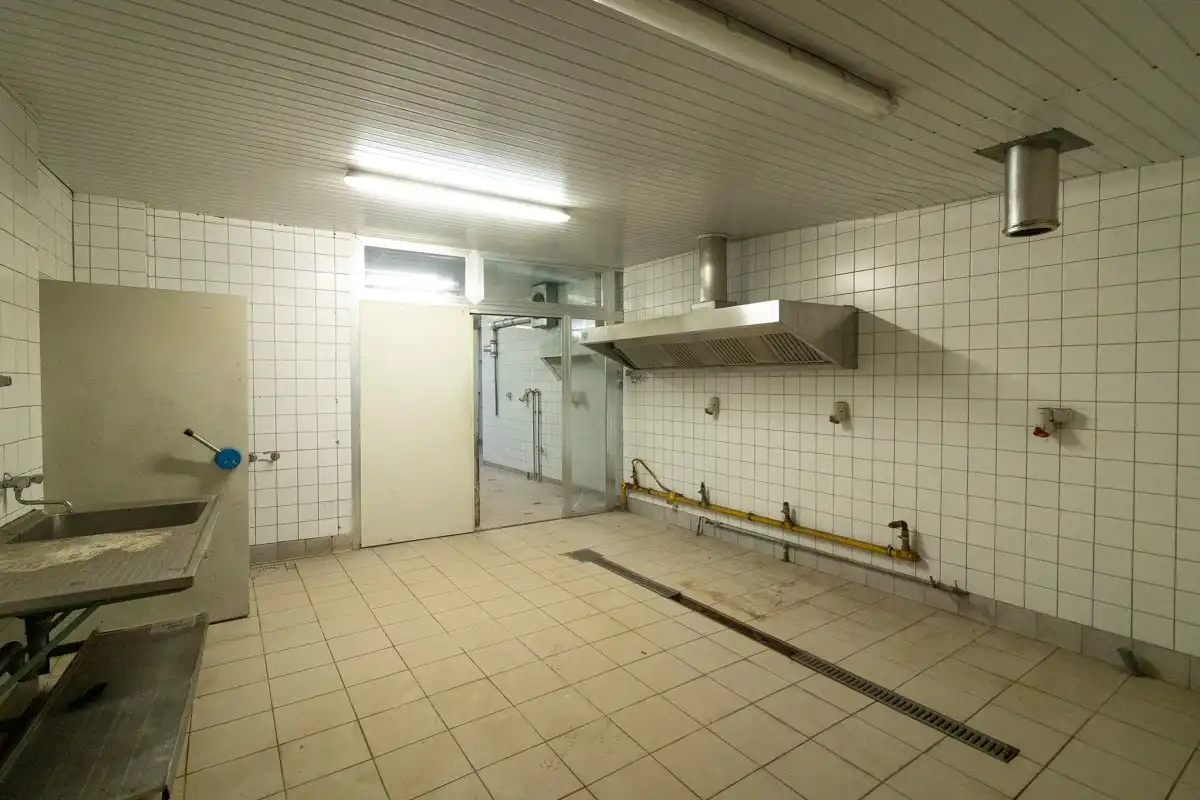 Ruime handelspand van 209m² met garage in hartje van Paal  foto 11