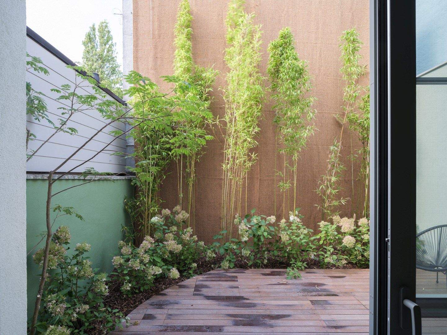 Luxueus gerenoveerde rijwoning met stijlvolle groene patio in Gentbrugge foto 4