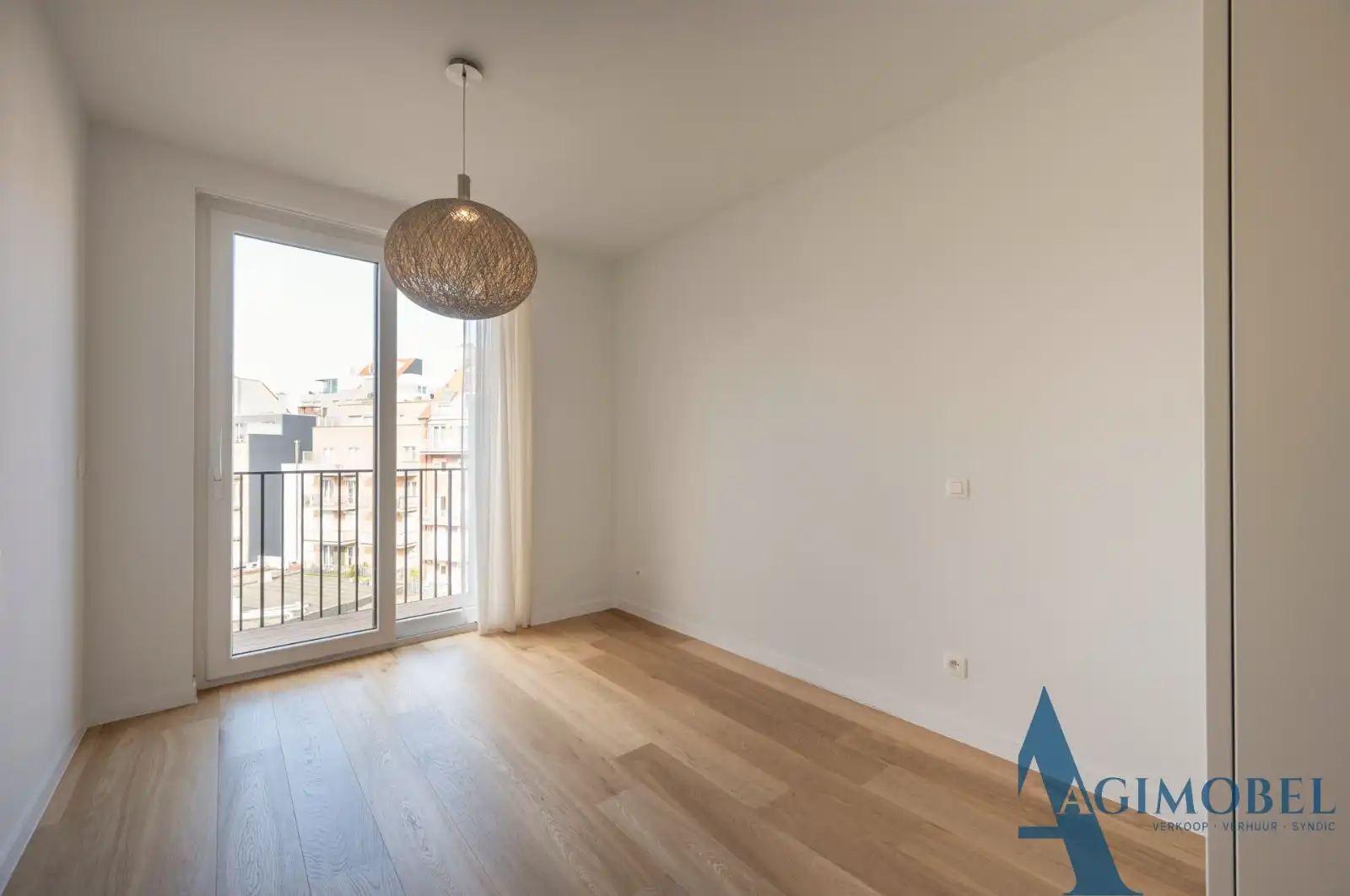 Luxe tweeslaapkamer appartement met licht, ruimte en een vleugje zeezicht op een toplocatie in Knokke. foto 12