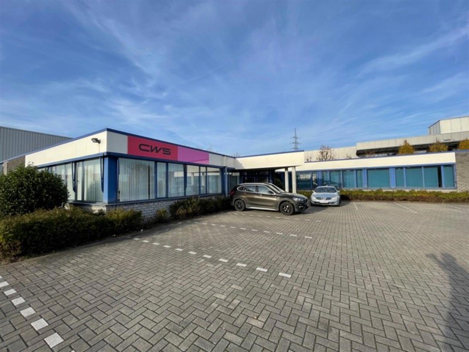 Functionele kantoren met ruime parkeergelegenheid foto {{pictureIndex}}