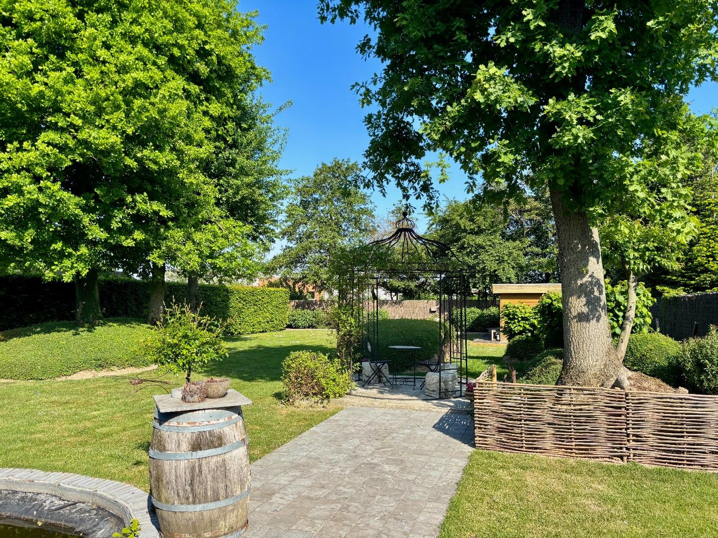 Ruime originele villa met prachtige tuin. Opp 1327m². foto 18
