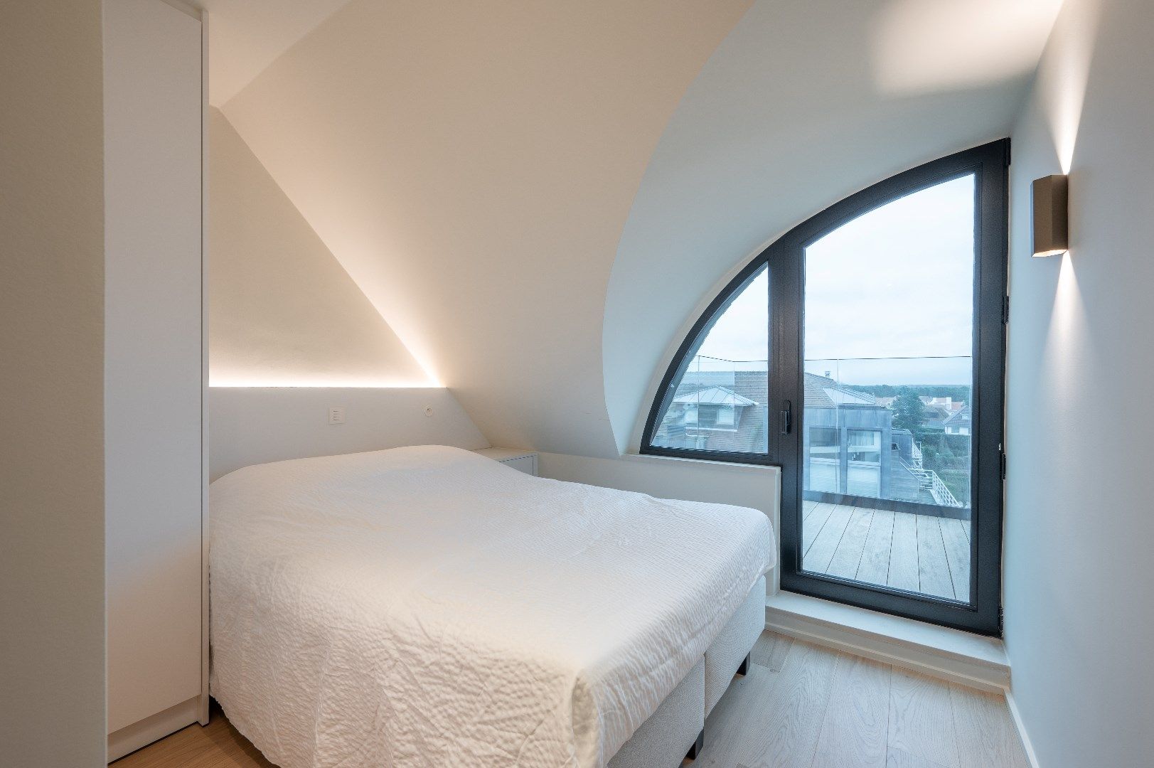 Duplex penthouse met 4 slaapkamers in een volledig gerenoveerde residentie foto 26