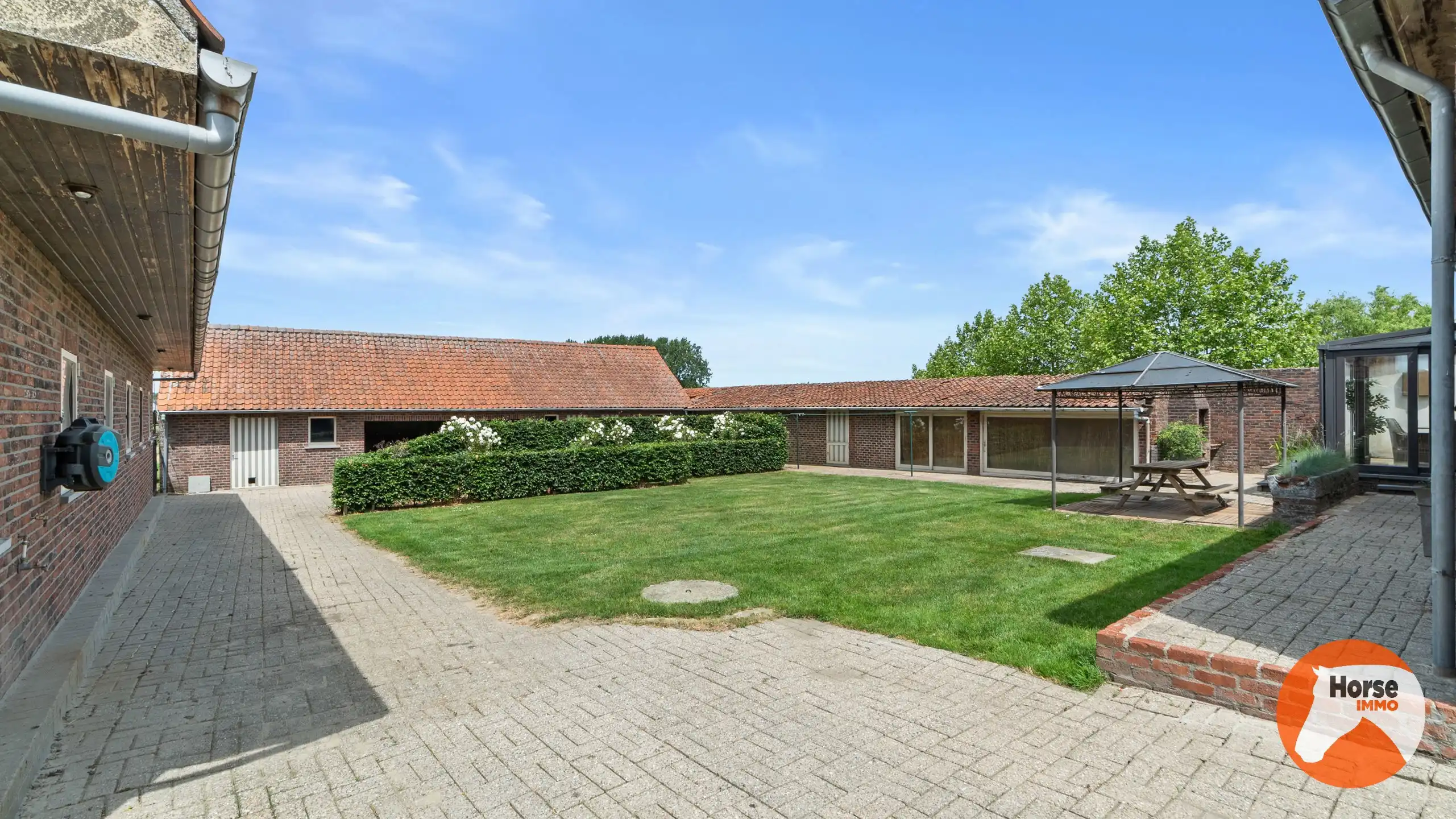 HEIKRUIS - Karaktervolle hoeve met stallen en piste op 1,7ha foto 6