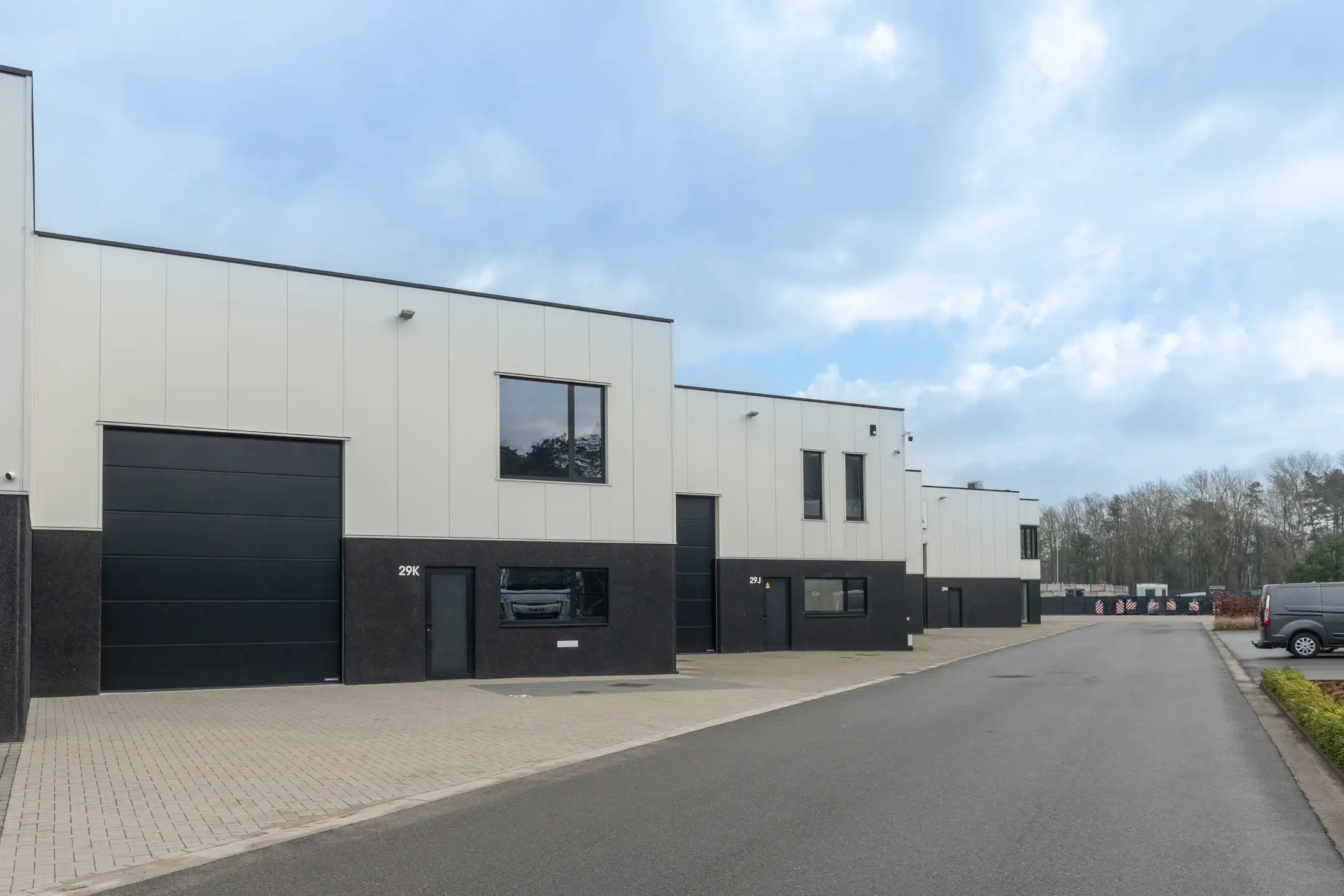 KMO-unit van 180m² met kantoorruimte en autostaanplaats foto 7