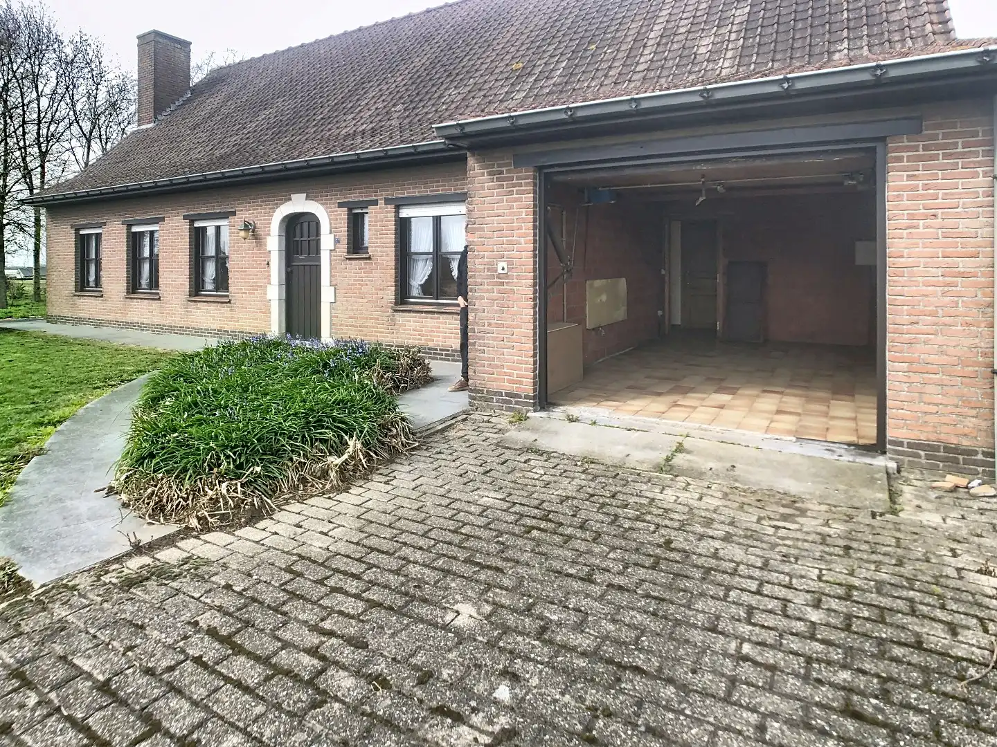 Verzorgde,  alleenstaande woning met alle voorzieningen op het gelijkvloers, en garage  foto 2