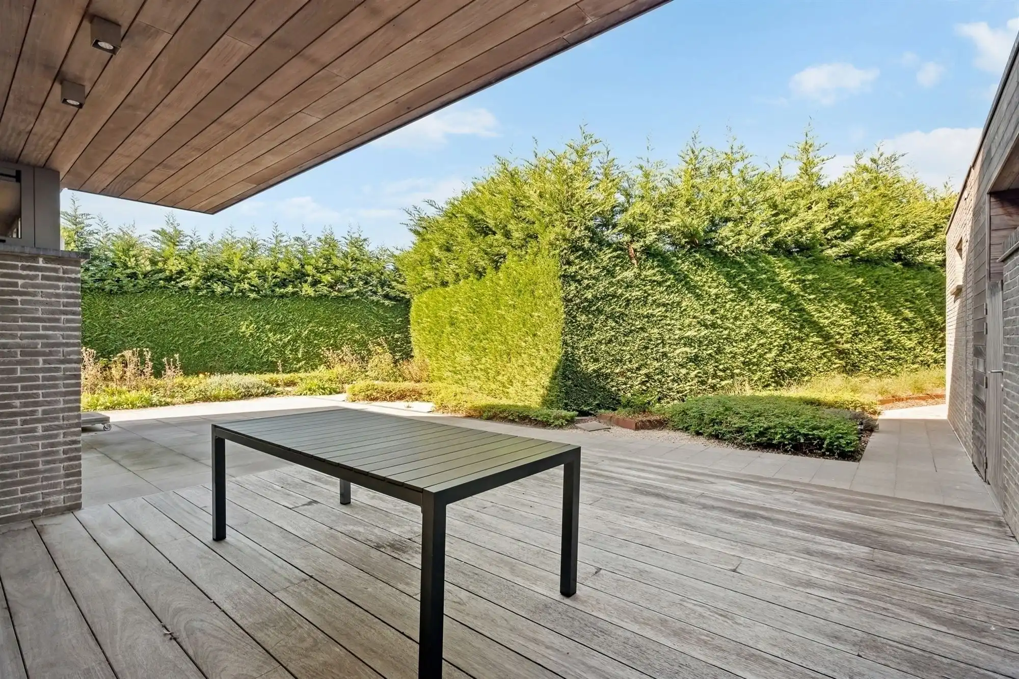 Knappe villa rond een glazen patio met gastenvleugel en 2 liften foto 26