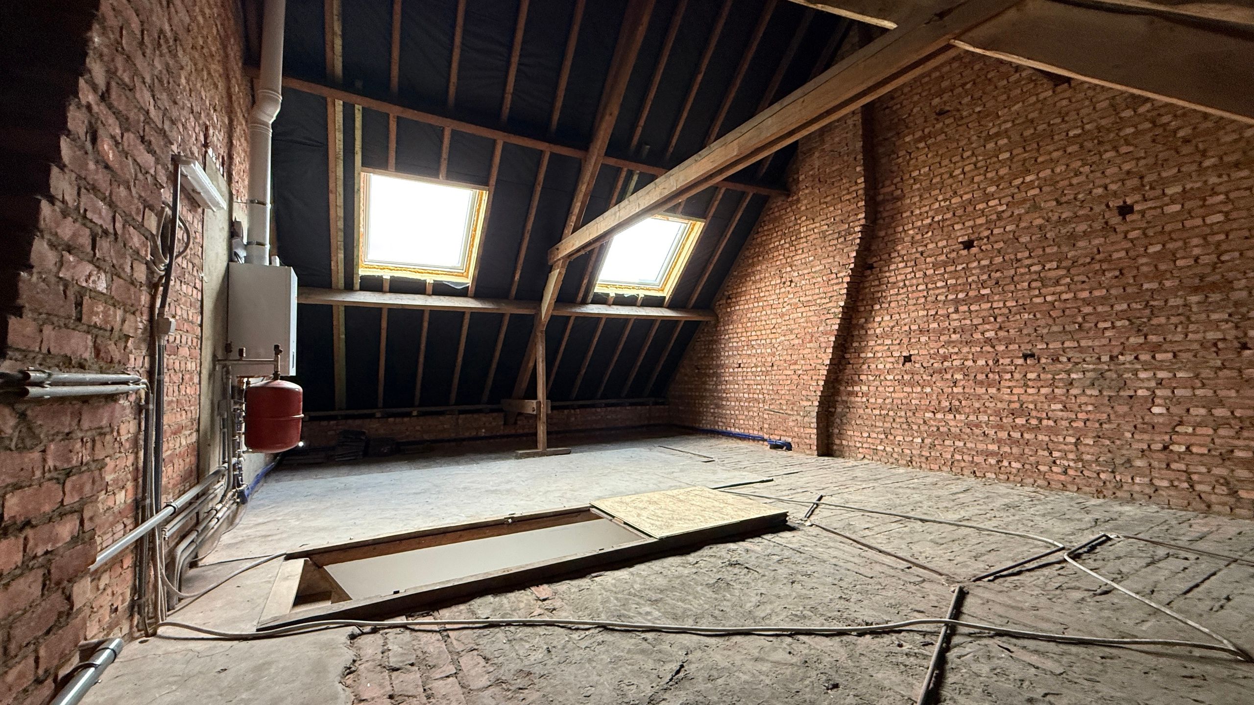 Gedeeltelijk gerenoveerde rijwoning op toplocatie foto 14