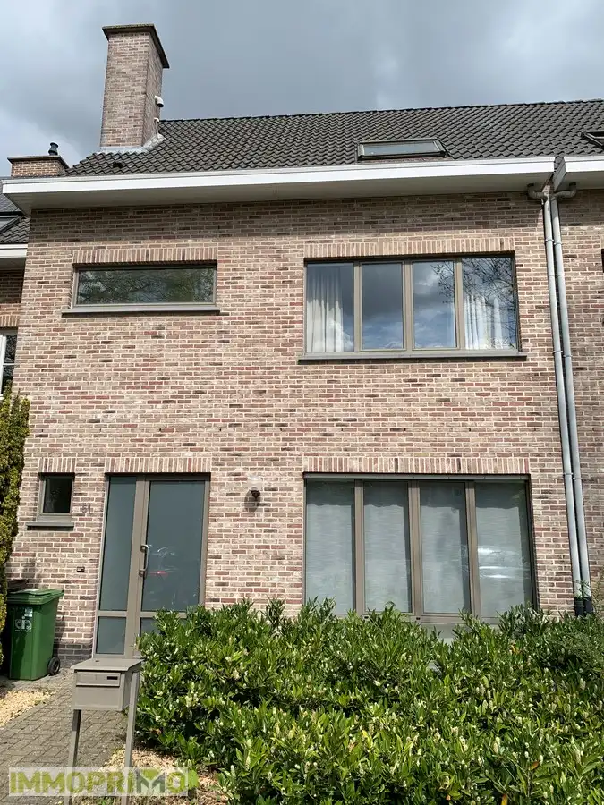 Ruime woning met 4 slaapkamers en garagebox in een woonerf te Mortsel foto {{pictureIndex}}