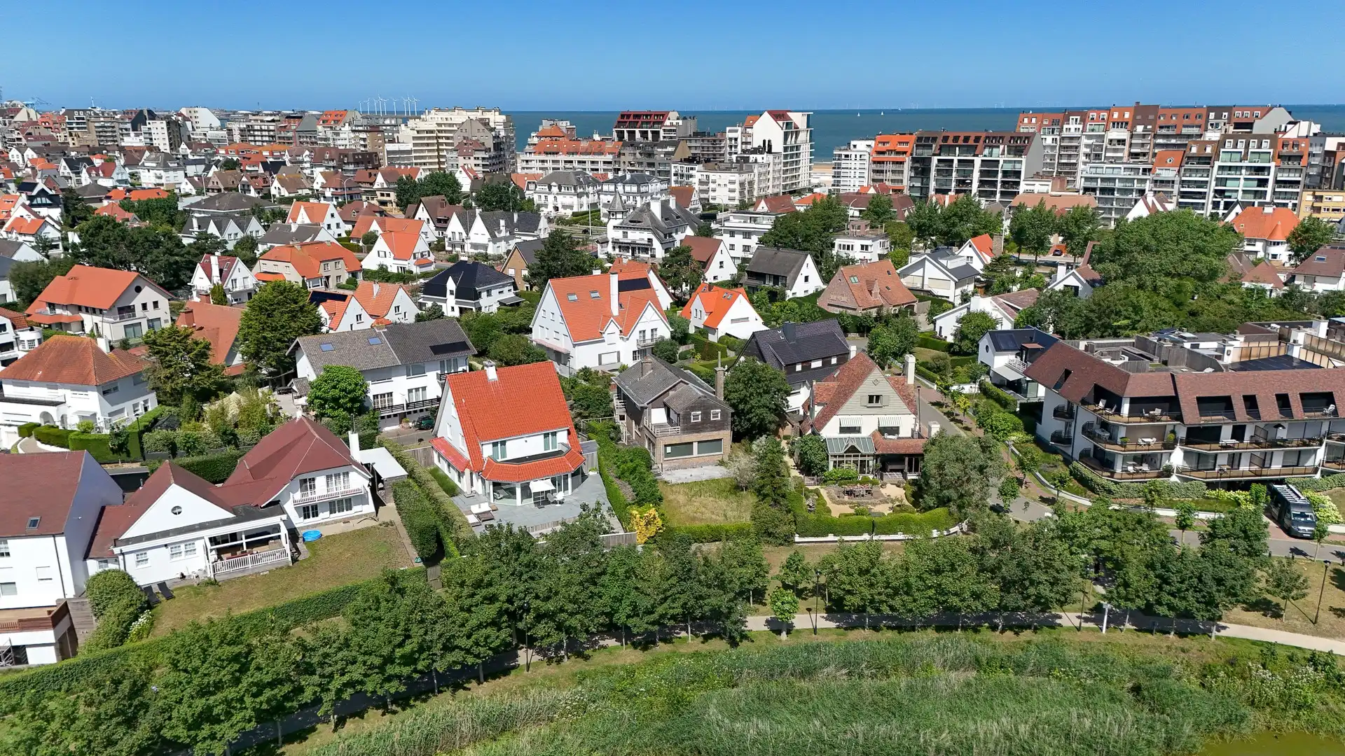 Te renoveren villa met frontaal zicht op het Zegemeer Knokke. foto {{pictureIndex}}