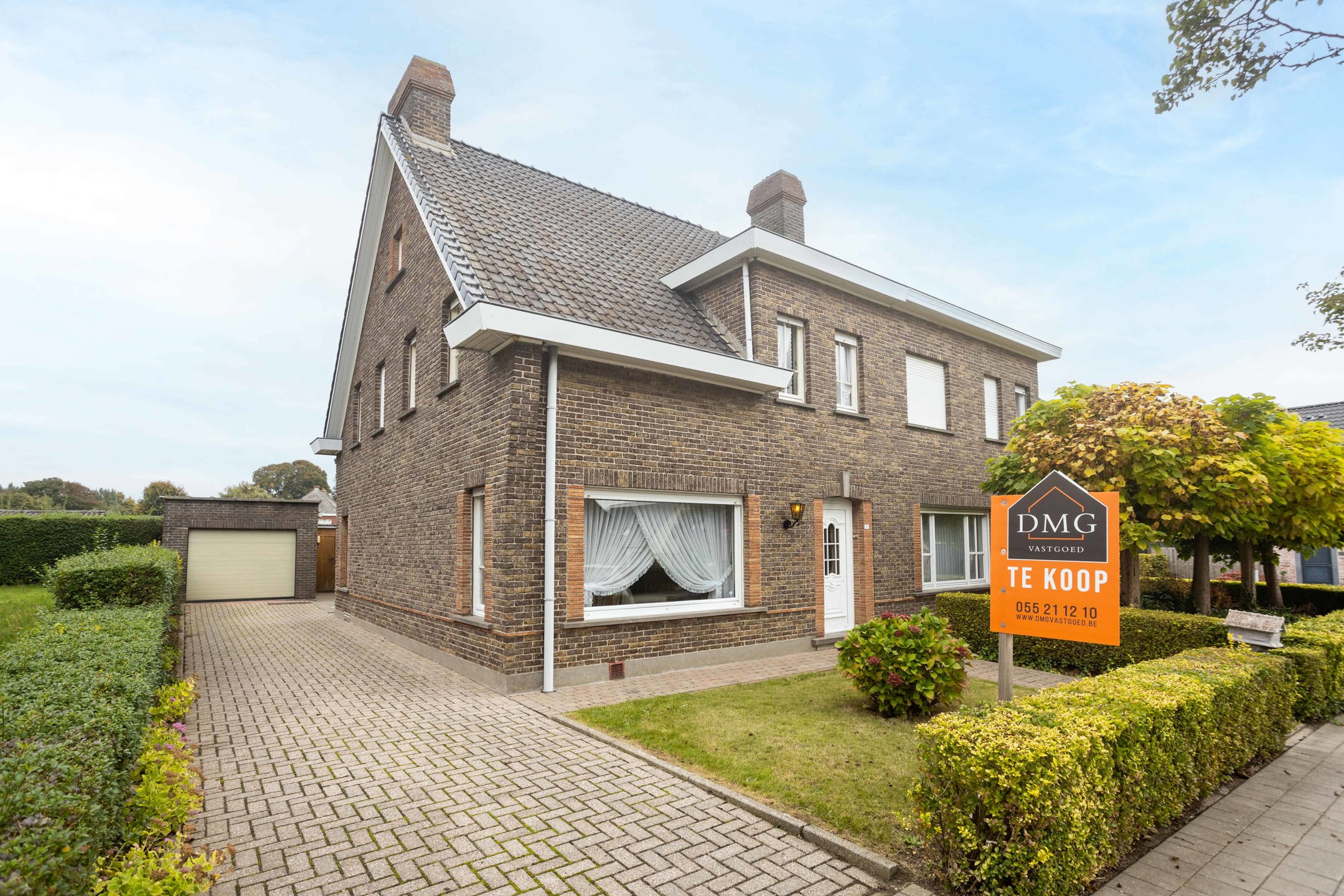 Hoofdfoto van de publicatie: Te renoveren solide woning met garage op uitstekende locatie