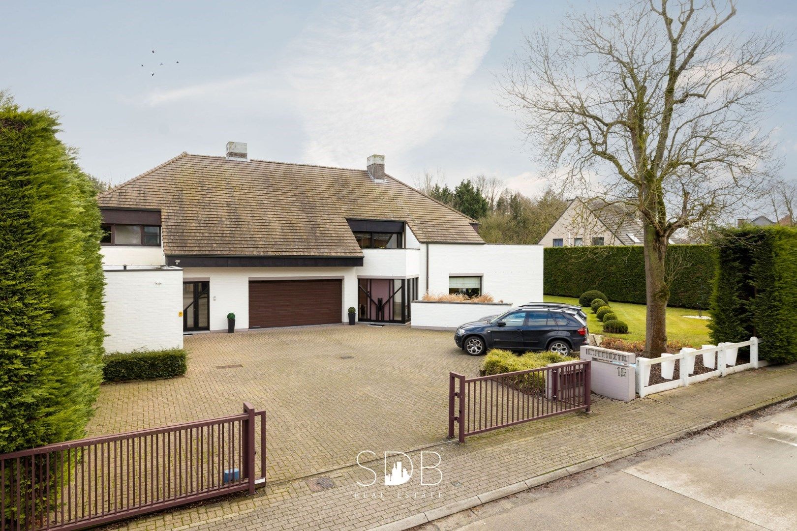 Prachtige ruime villa met gezinstuin + appartement op 2.135m² foto {{pictureIndex}}