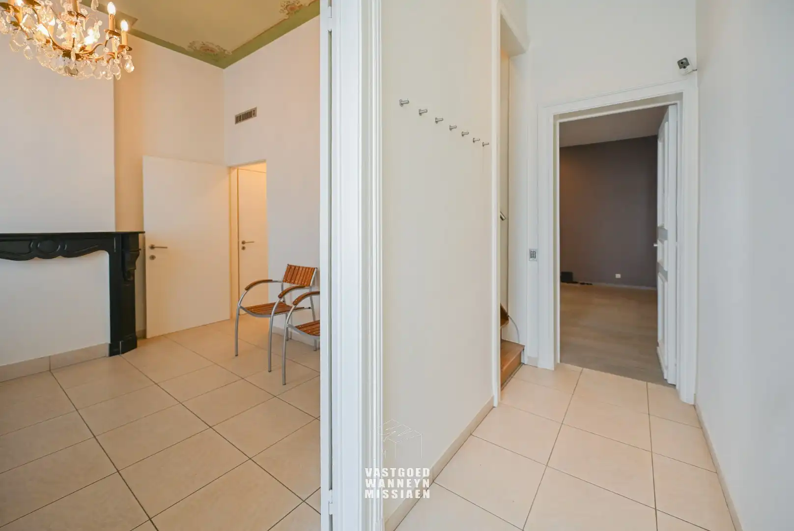 Herenwoning met praktijk, 5 slaapkamers met garage (68m2) en uitweg. foto 2