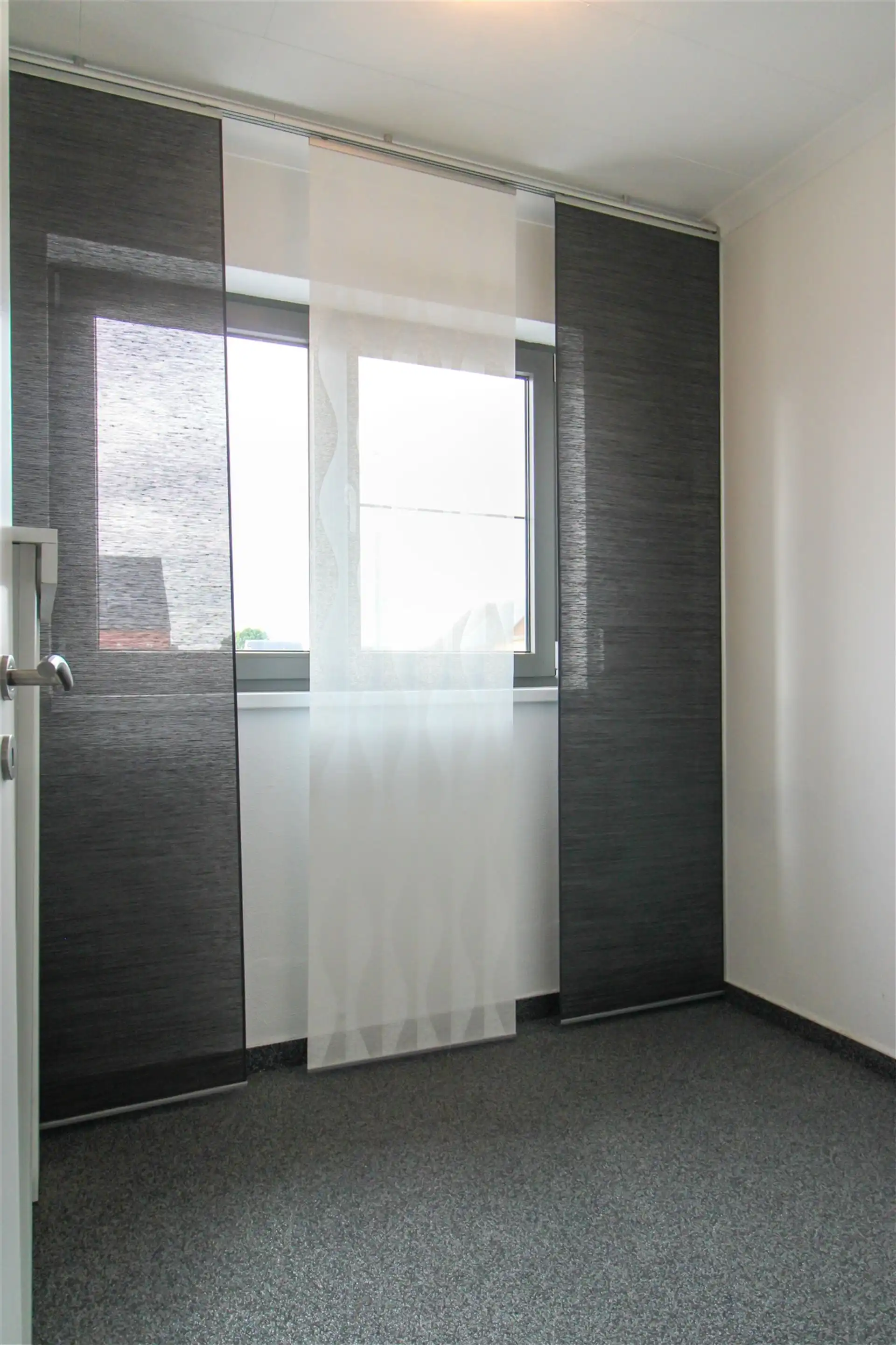 Instapklare gezinswoning met apart bijgebouw met eigen voorzieningen, 4 slaapkamers en inpandige garage op ruim perceel in hartje Maasmechelen! foto 13