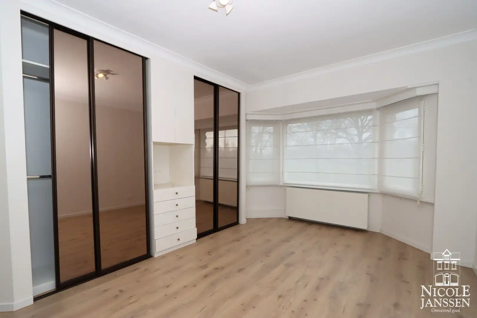 Ruim ingedeeld karakteristiek pand met garage en diepe tuin op een royaal perceel foto 12