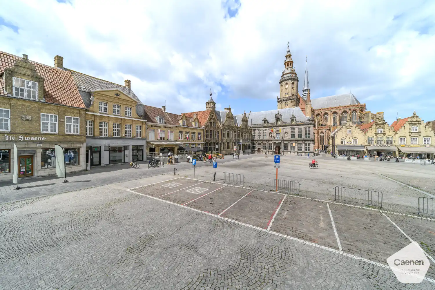 Veurne: Imposant multifunctioneel gebouw op toplocatie op de historische Grote Markt van Veurne foto 24