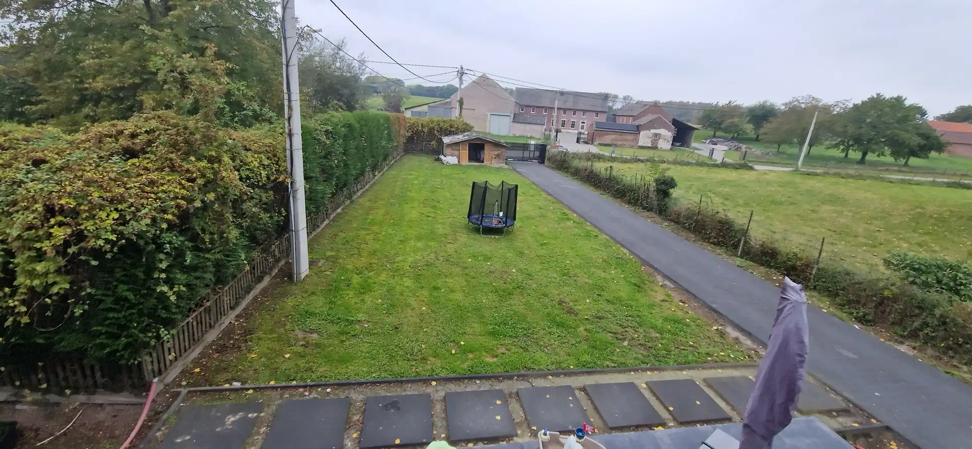 Prachtig  gerenoveerde en rustig gelegen EENGEZINSWONING (2024), bewoonbaar: 192m², met mooie leefruimten, 3 slaapkamers, garage 2 wagens en grote tuin op 14 are 54 ca. foto 3