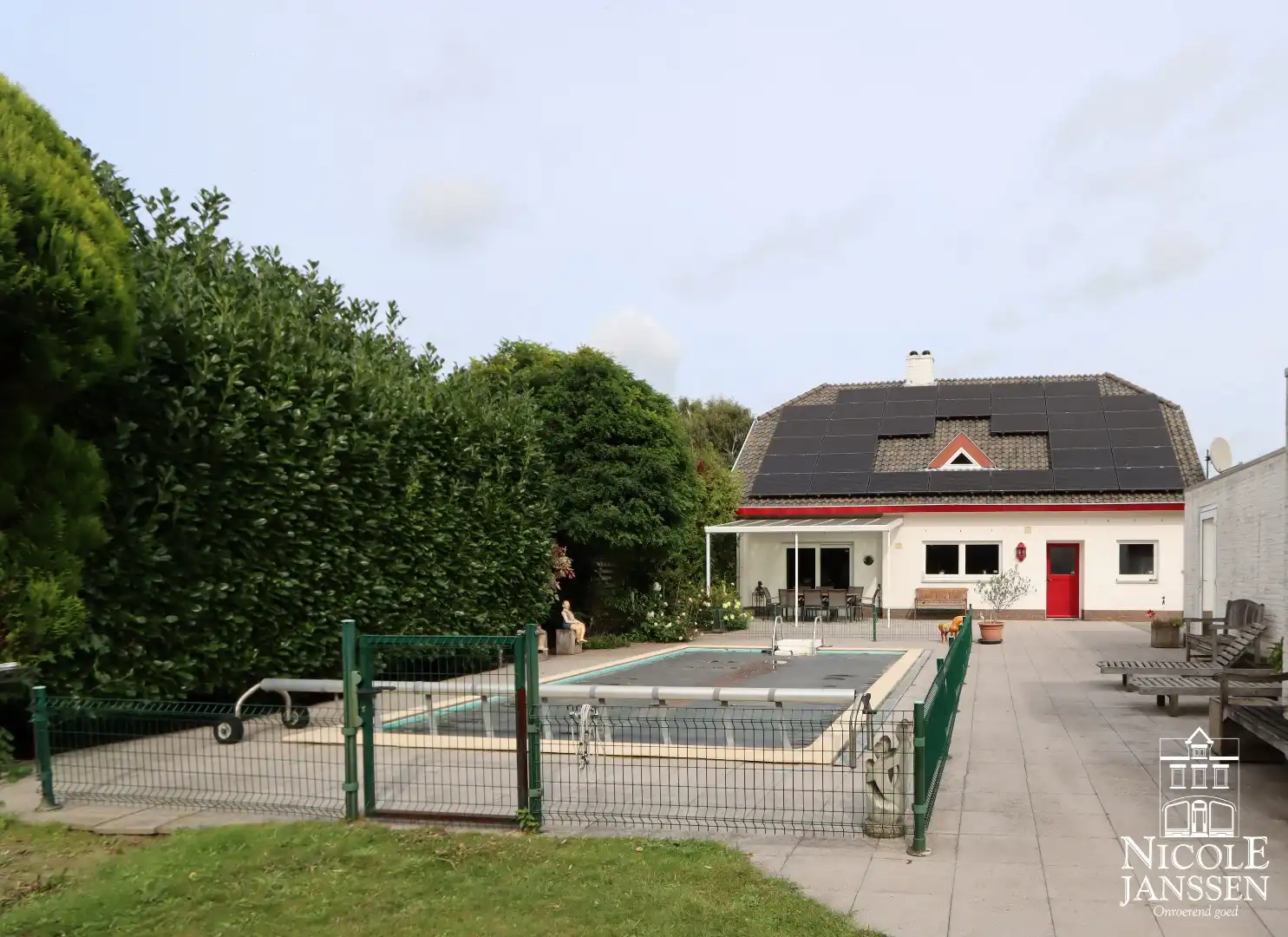 Goed onderhouden gezinswoning met diepe tuin met zwembad foto 2