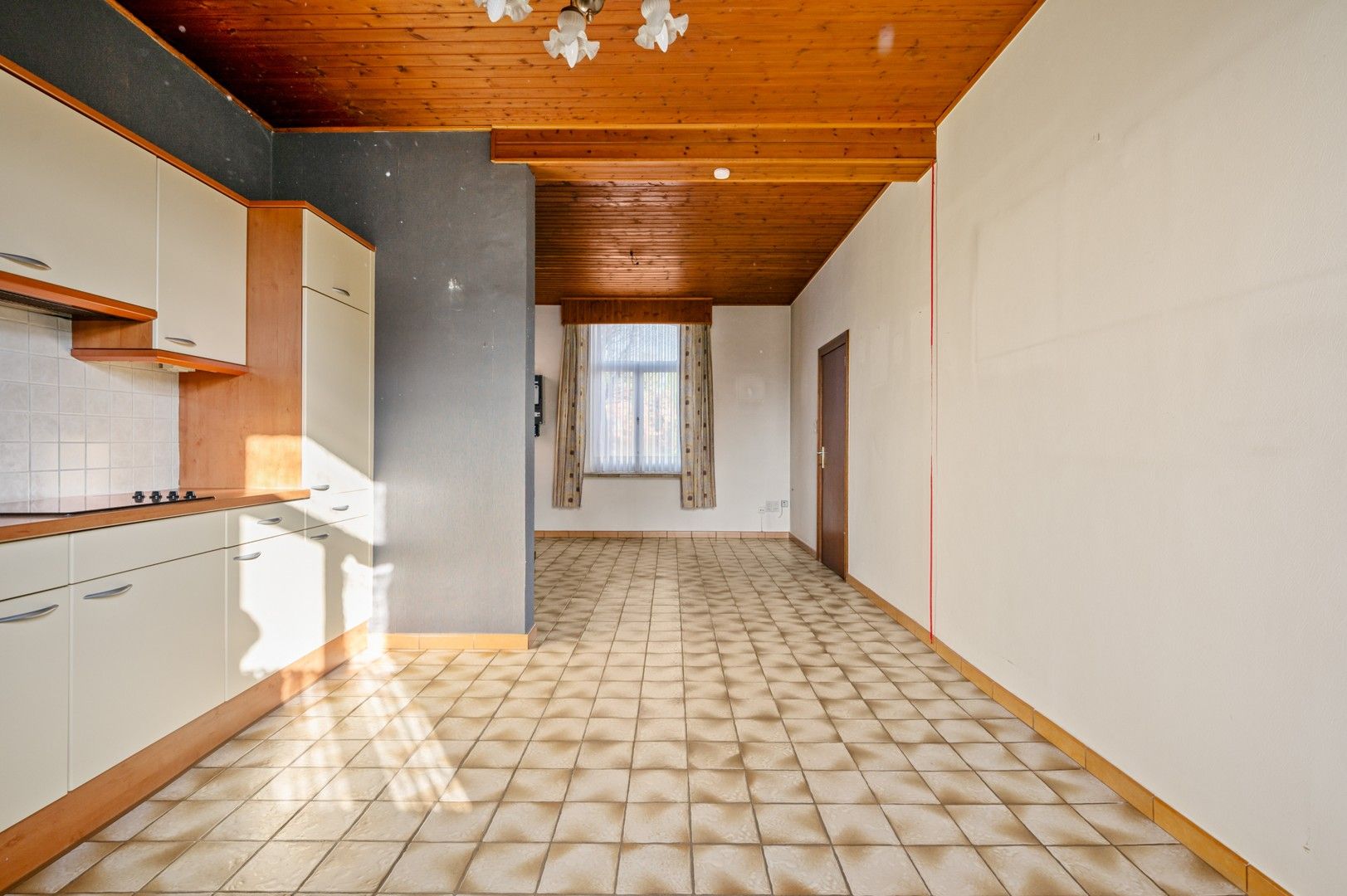 Te renoveren charmante woning in de dorpskern van Westmeerbeek! foto 4