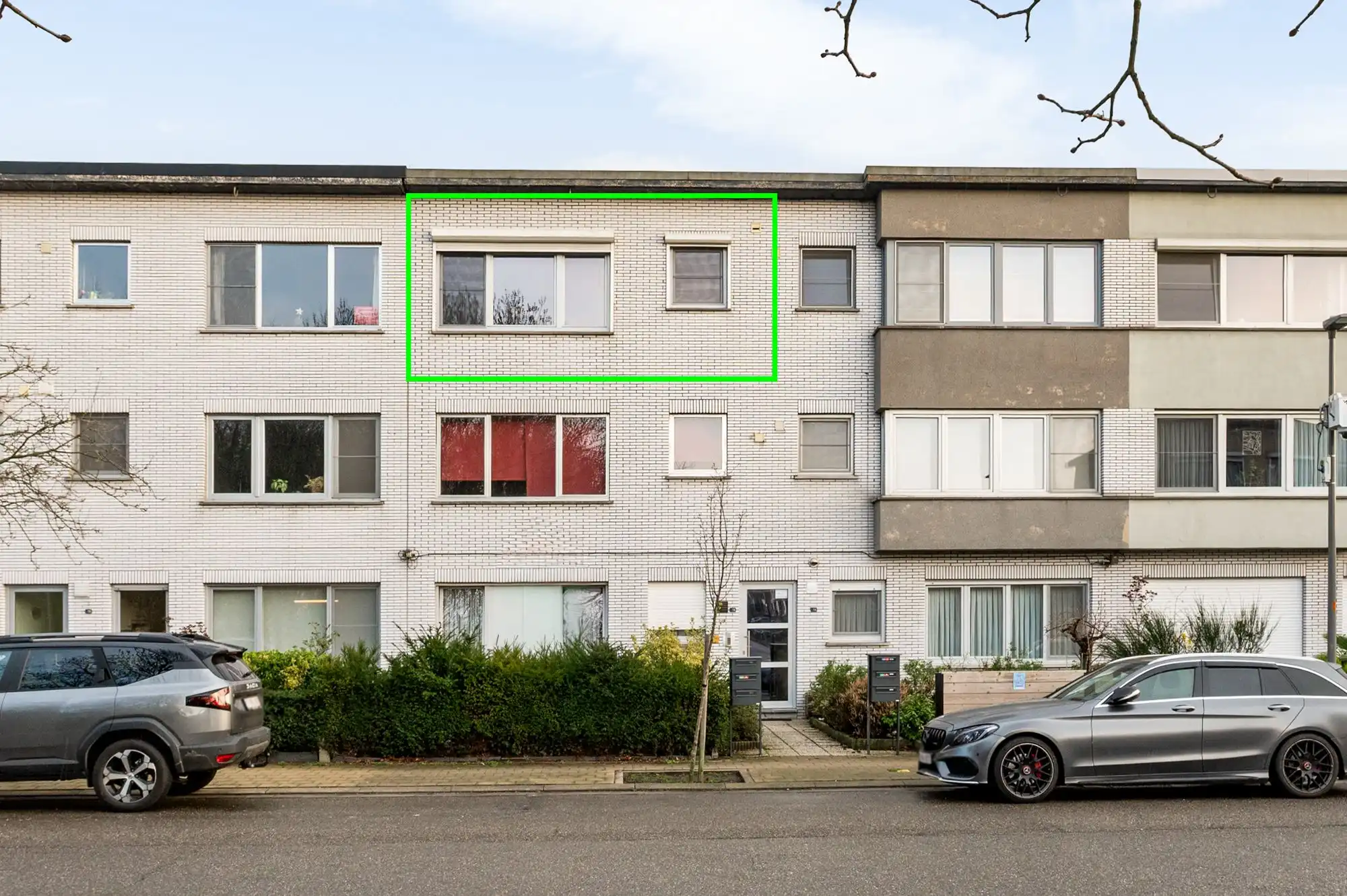 Volledig gerenoveerd 2-slaapkamerappartement met terras, garagebox en groen uitzicht! foto 14