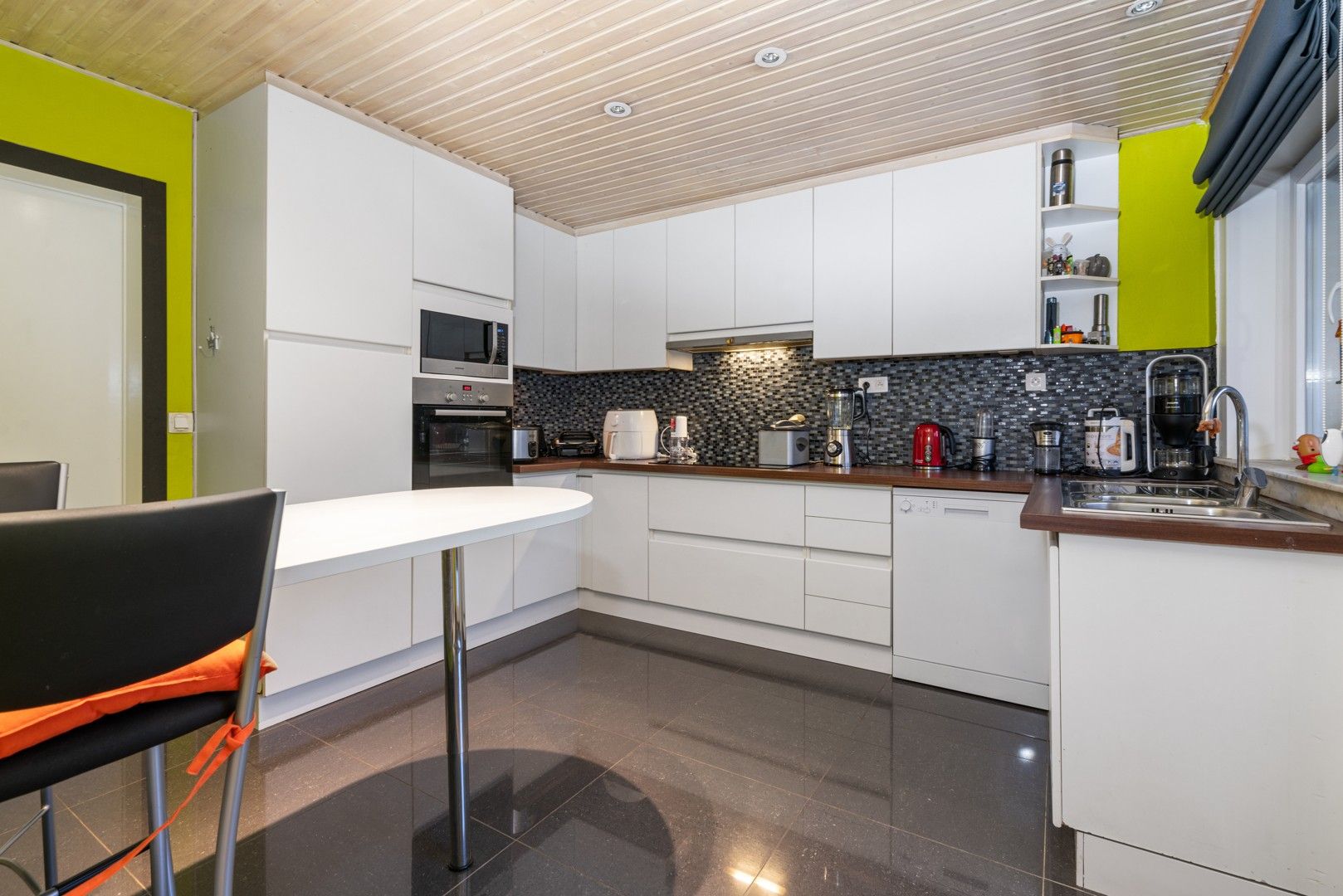 Ruim duplex-appartement met drie slaapkamers & garage te Harelbeke! foto 6