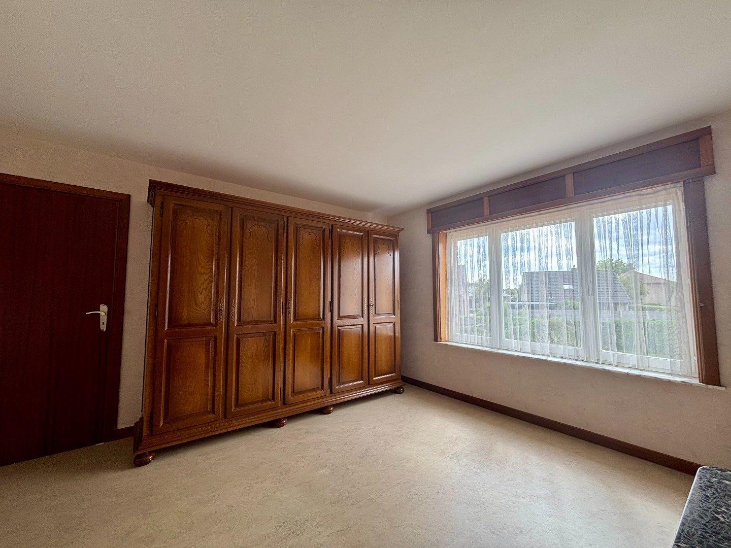 Ruime en kloeke halfopen woning met zonnige tuin. Opp:555m². foto 22