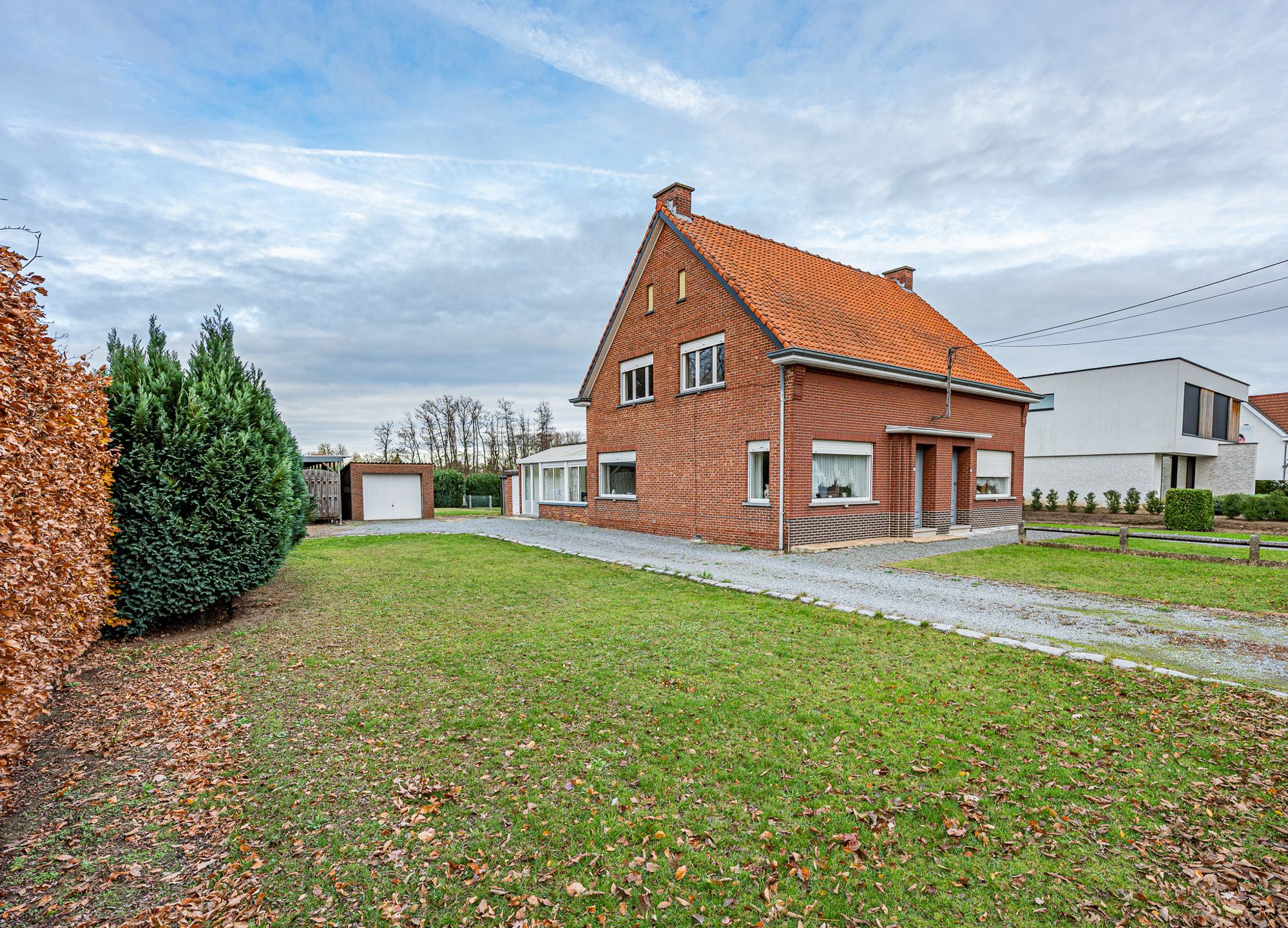 Woning in half-open bebouwing op 8 are foto 2